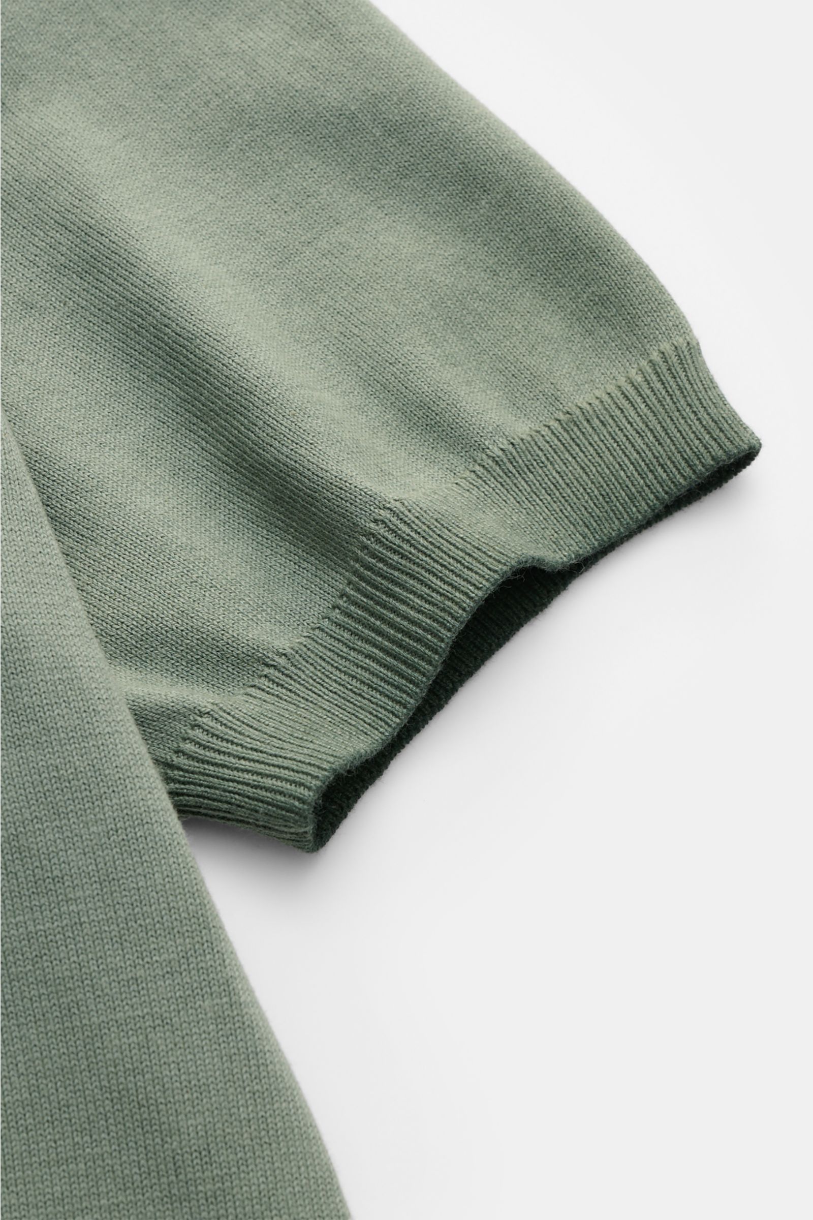 Altea Kurzarm-Strickpolo graugrün, Nahaufnahme von Ärmel und Rippbündchen, Slim Fit, reine Baumwolle, weicher Griff, feines Strickbild, klassischer Polokragen.