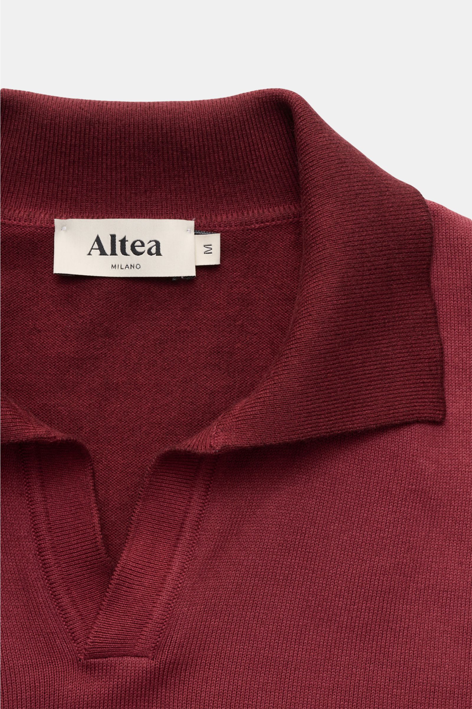 Altea Kurzarm-Strickpolo bordeaux, Slim Fit, aus reiner Baumwolle, weicher Griff, feines Strickbild, klassischer Polokragen, offene Kragenleiste, Rippbündchen, Detailfoto von oben.