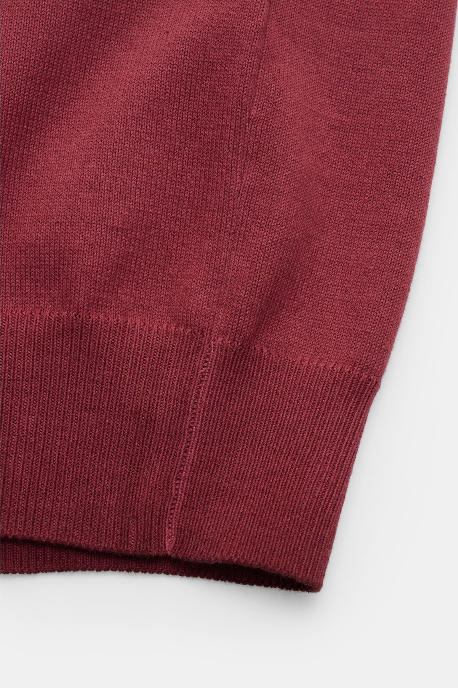 Altea Kurzarm-Strickpolo bordeaux, Detailansicht von unten, feines Strickbild, reine Baumwolle, Slim Fit, klassischer Polokragen, Rippbündchen, weicher Griff.
