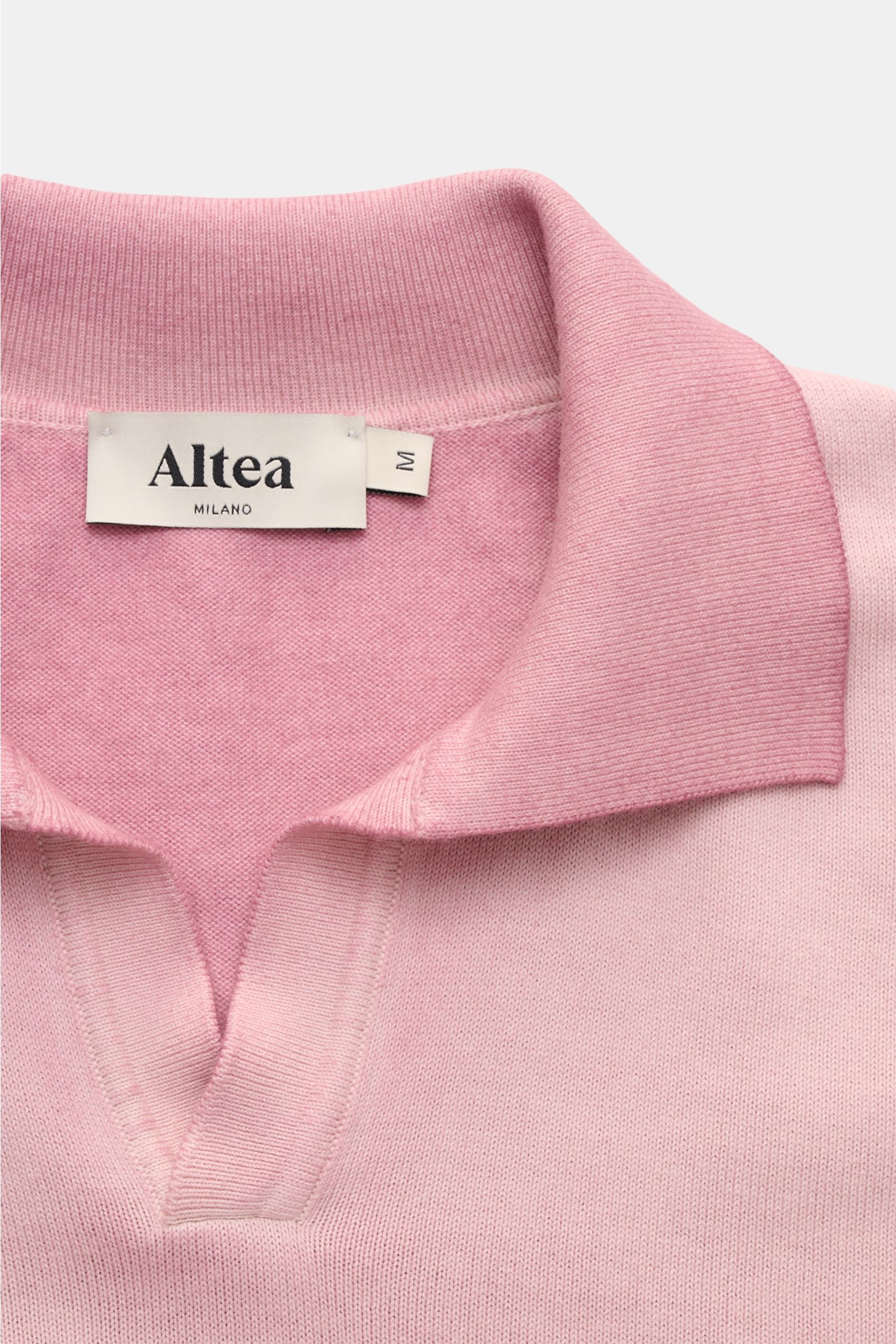 Altea Kurzarm-Strickpolo rosé, Nahaufnahme von oben, Slim Fit aus reiner Baumwolle mit klassischem Polokragen, offenem Kragen, weichem Griff.