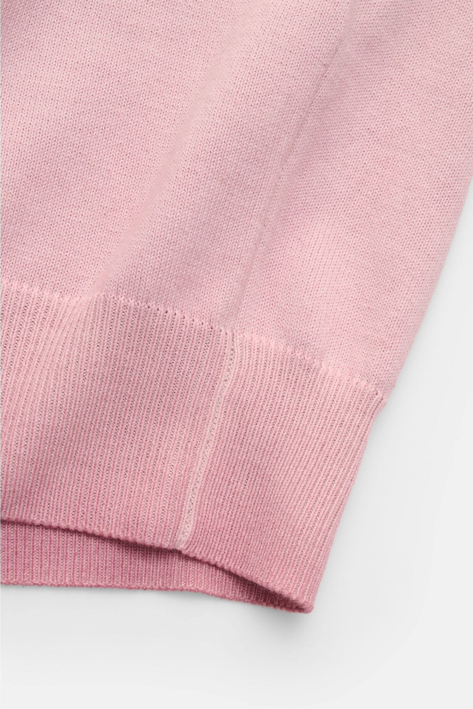 Nahaufnahme des unteren Saums vom Altea Kurzarm-Strickpolo rosé aus reiner Baumwolle mit feinem Strickbild, Rippbündchen, Slim Fit.