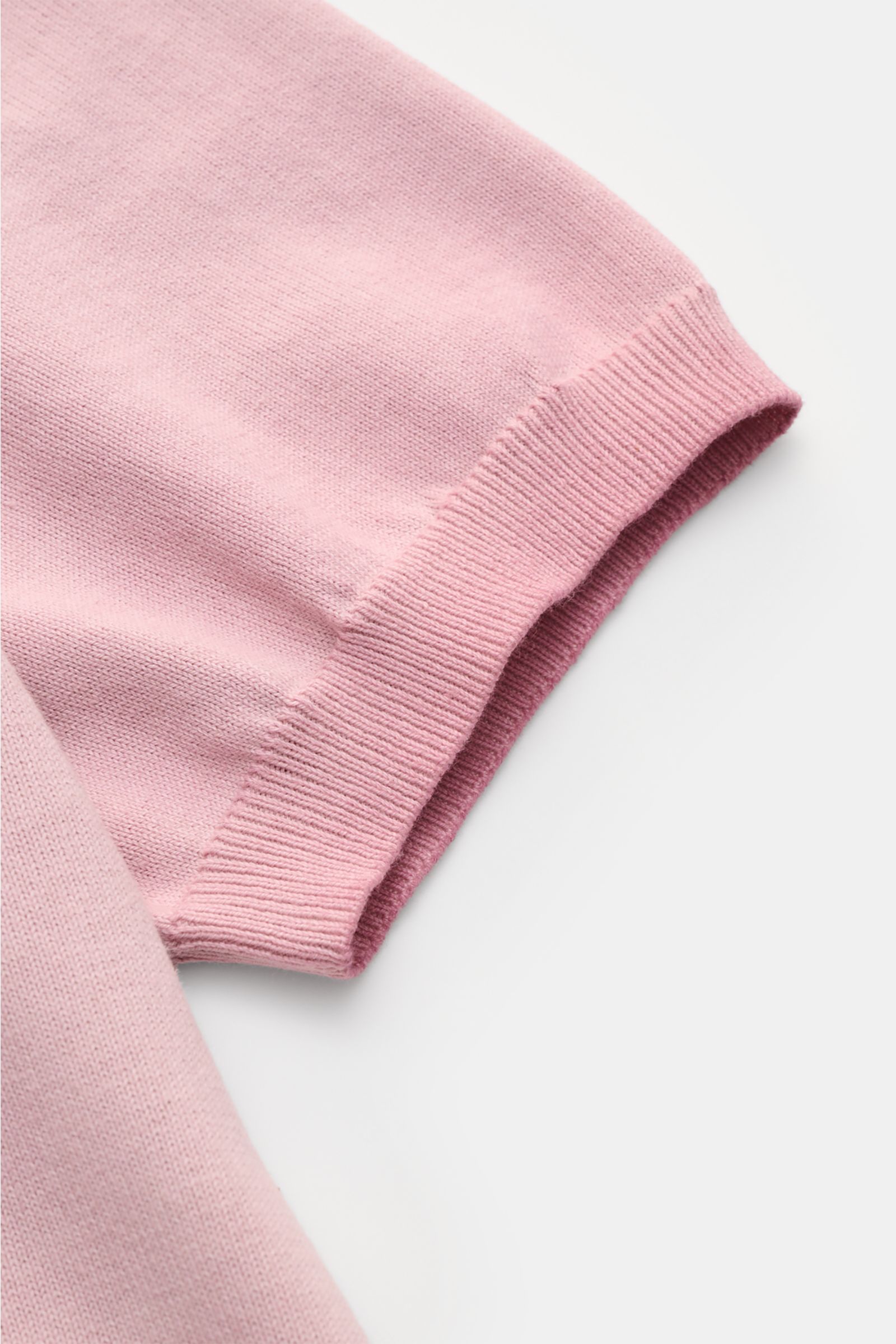 Detailaufnahme des Ärmels vom Altea Kurzarm-Strickpolo rosé aus weicher Baumwolle mit feinem Strickbild, Slim Fit und Rippbündchen.