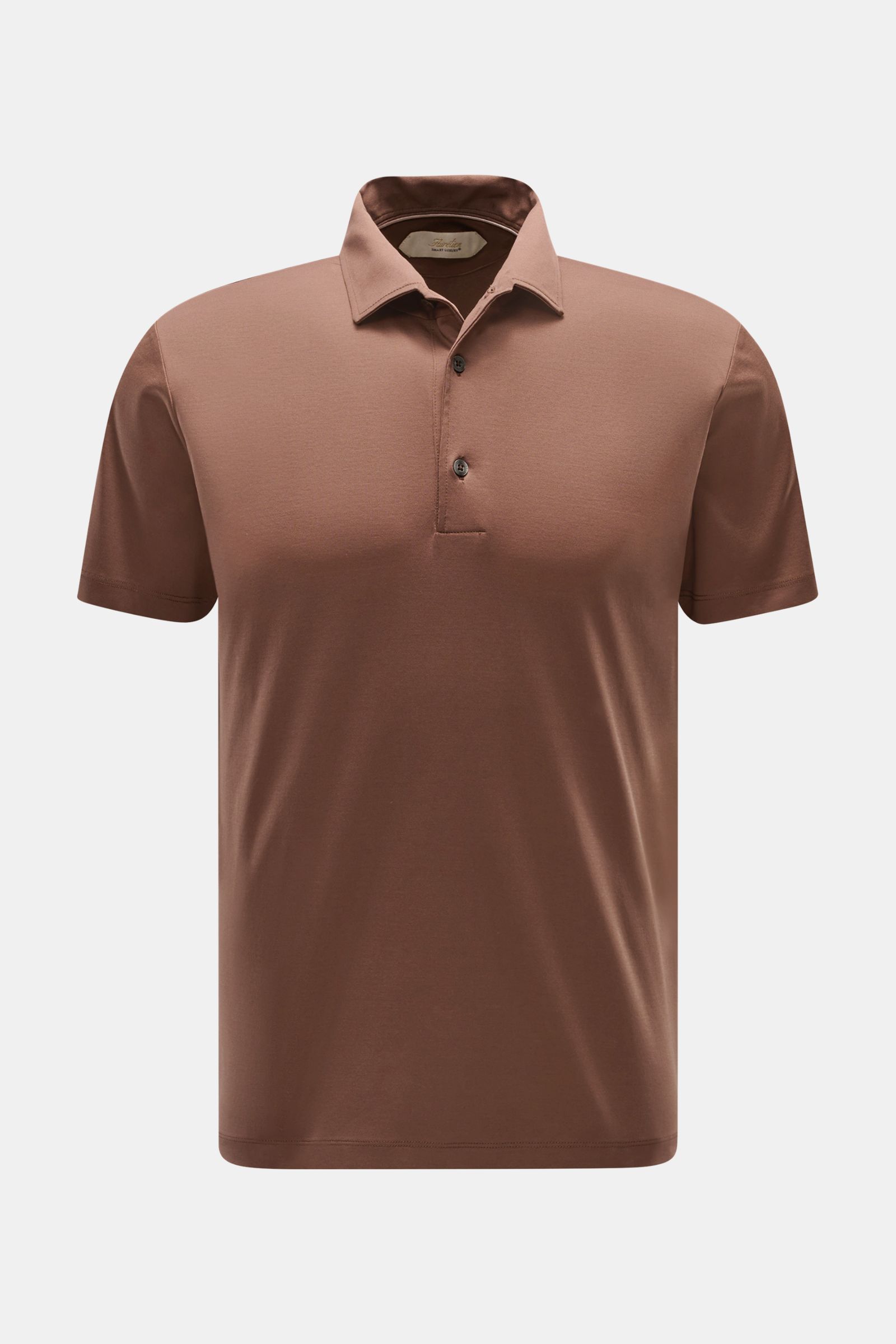 Frontansicht des Aurélien Jersey-Poloshirts braun, Slim Fit aus ägyptischer Baumwolle mit konfektioniertem Polokragen, Drei-Knopf-Leiste und kurzen Saumschlitzen.
