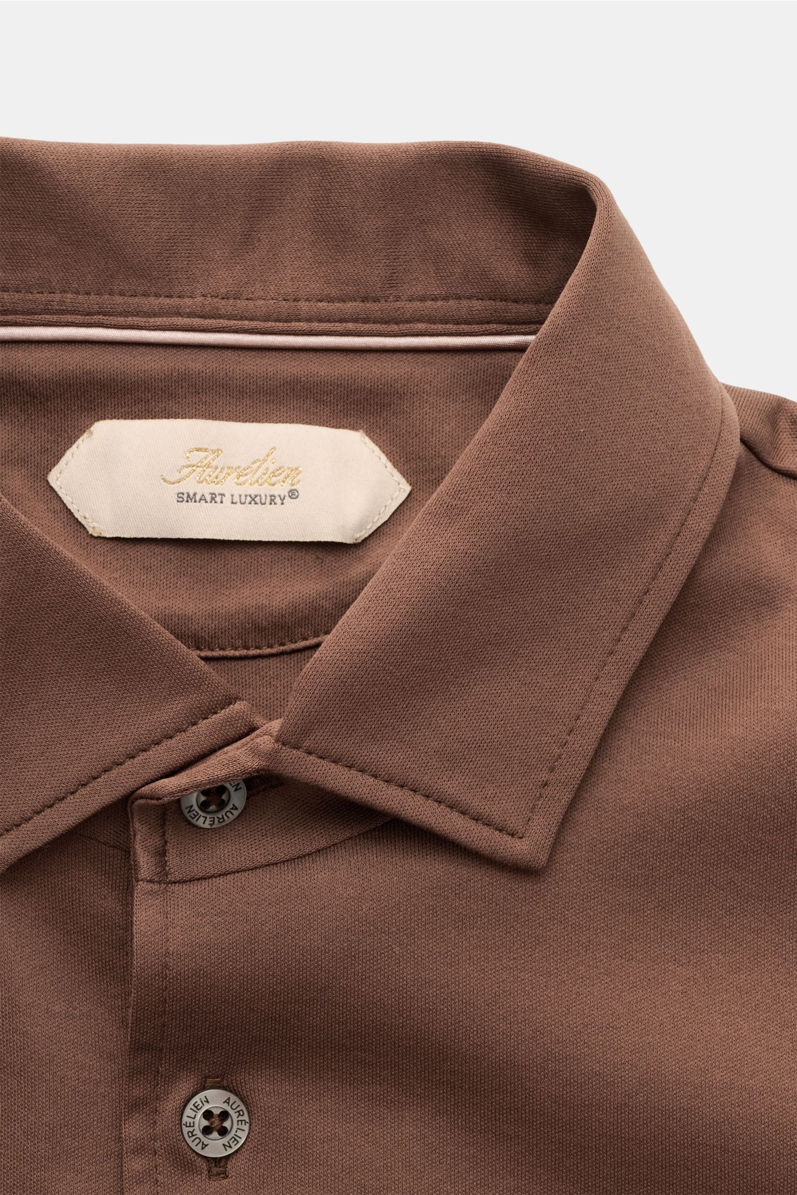 Aurélien Jersey-Poloshirt braun, Nahaufnahme von Polokragen und Drei-Knopf-Leiste, reine Baumwolle, Slim Fit, glatter, kühler Griff.