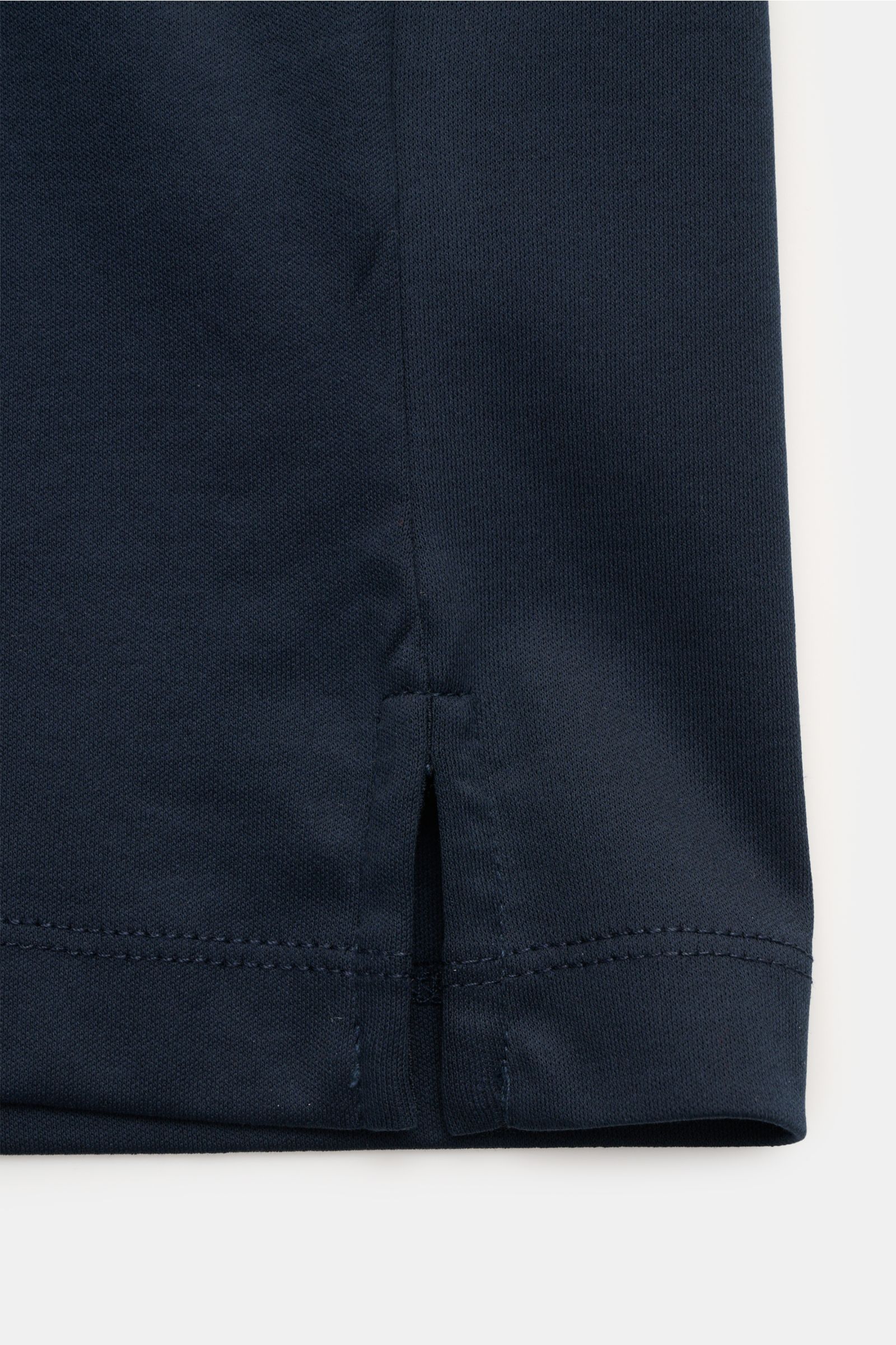 Close-up side view of the Aurélien Jersey-Poloshirt navy hem showing short side slits, made of pure cotton with a smooth, cool touch. Versatile basic for spring and summer: The jersey polo shirt by AURÉLIEN combines long-staple Egyptian cotton with clear,