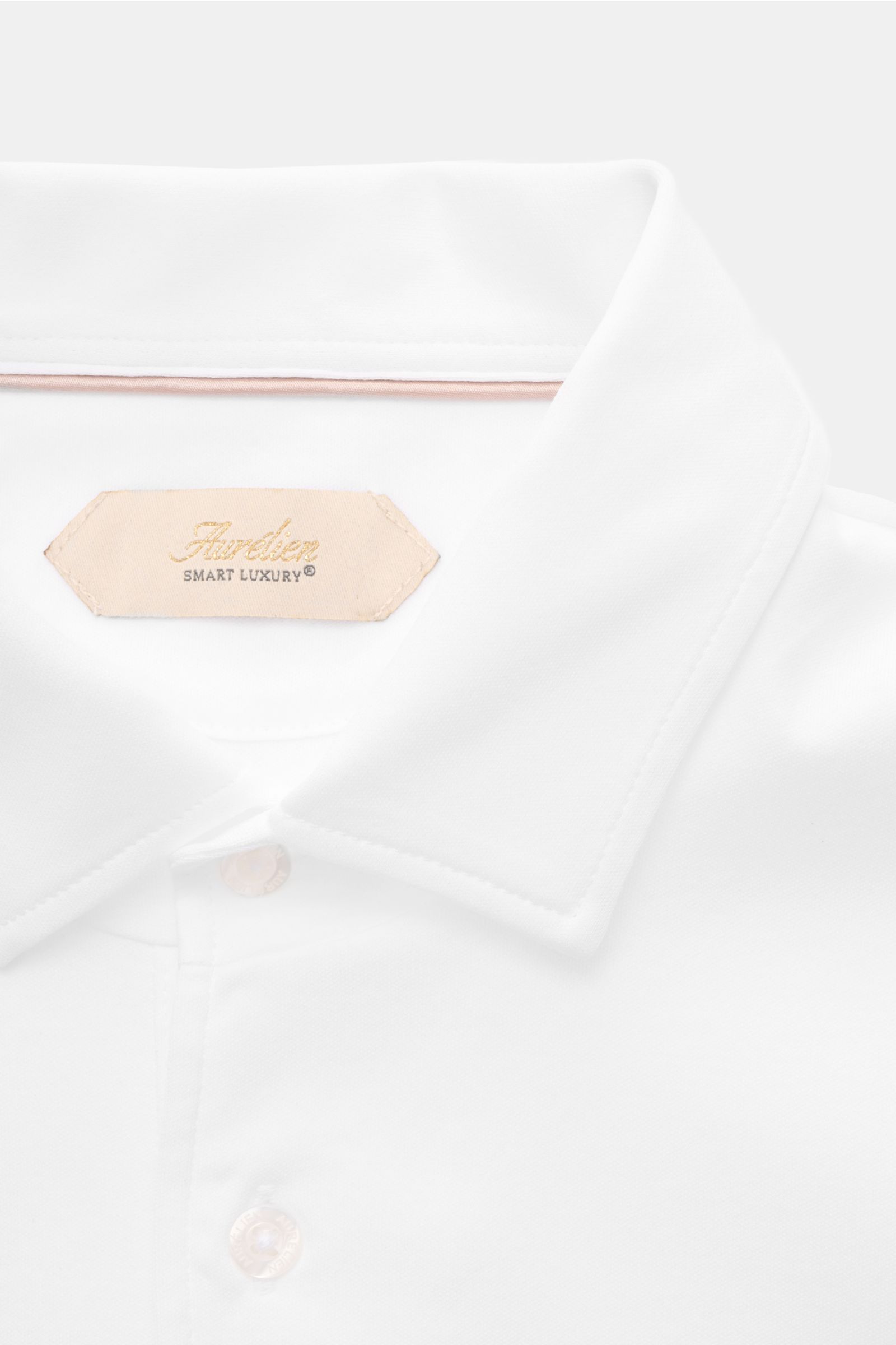 Close-up front view of the Aurélien Jersey-Poloshirt weiß, showing the slim fit, pure cotton fabric, tailored collar, three-button placket, and smooth cool touch. Vielseitiges Basic für den Frühling und Sommer: Das Jersey-Poloshirt von AURÉLIEN verbindet 