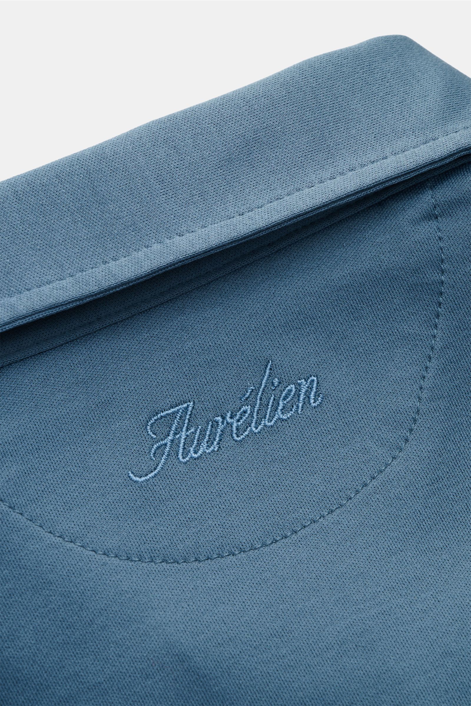Close-up rear view of the Aurélien Jersey-Poloshirt petrol collar, showing embroidered logo and smooth, cool cotton fabric, Slim Fit. Vielseitiges Basic für den Frühling und Sommer: Das Jersey-Poloshirt von AURÉLIEN verbindet langstaplige, ägyptische Baum