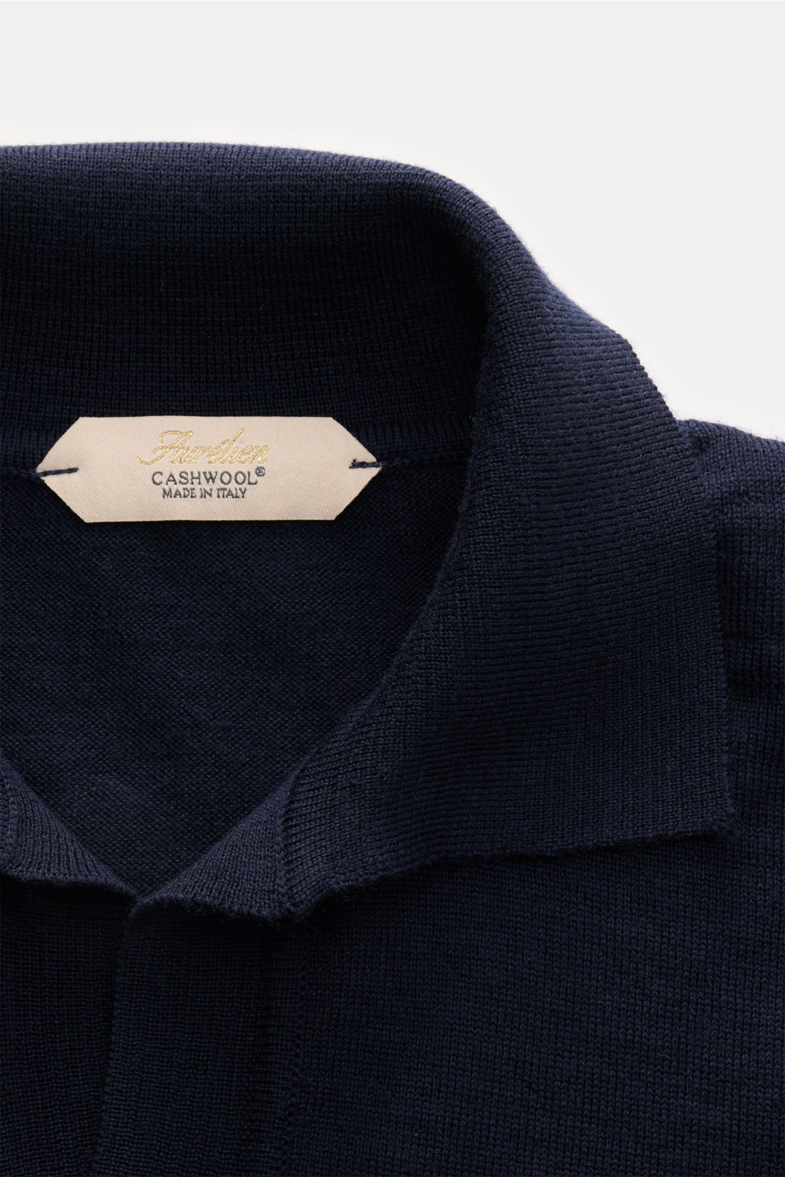 Close-up front-top view of the Aurélien Kurzarm-Strickpolo 'Cashwool' navy showing the classic polo collar and open placket, made of pure Merino wool with a soft touch, fine knit texture, slim fit, and comfortable ribbed cuffs. Frühlings-Essential: Das Ku