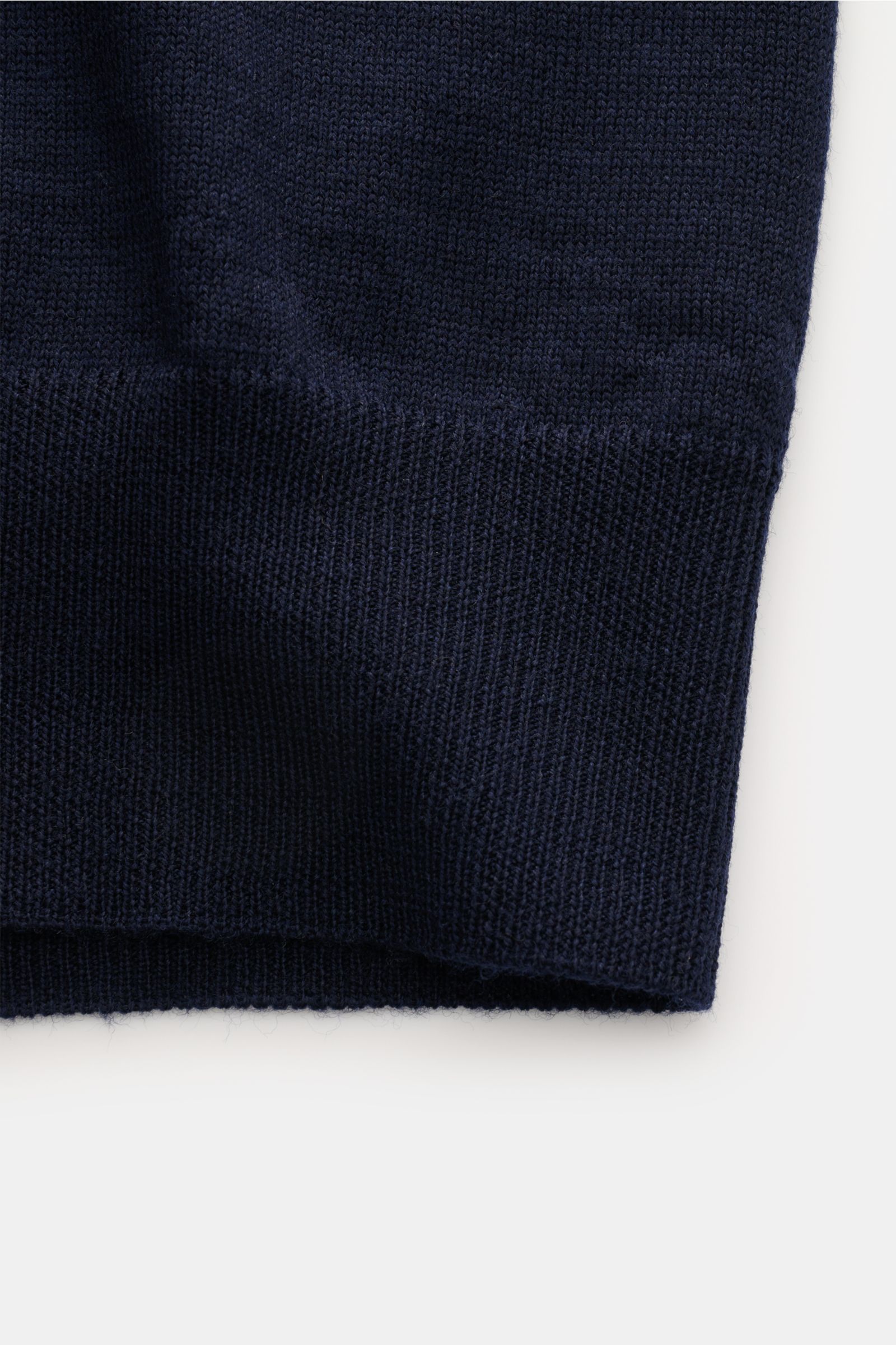 Close-up front view of the Aurélien Kurzarm-Strickpolo 'Cashwool' navy showing fine knit texture, soft ribbed cuff, and rich merino wool fabric. Frühlings-Essential: Das Kurzarm-Strickpolo von AURÉLIEN aus exklusiver 'Cashwool'-Merinowolle vereint edle Ha