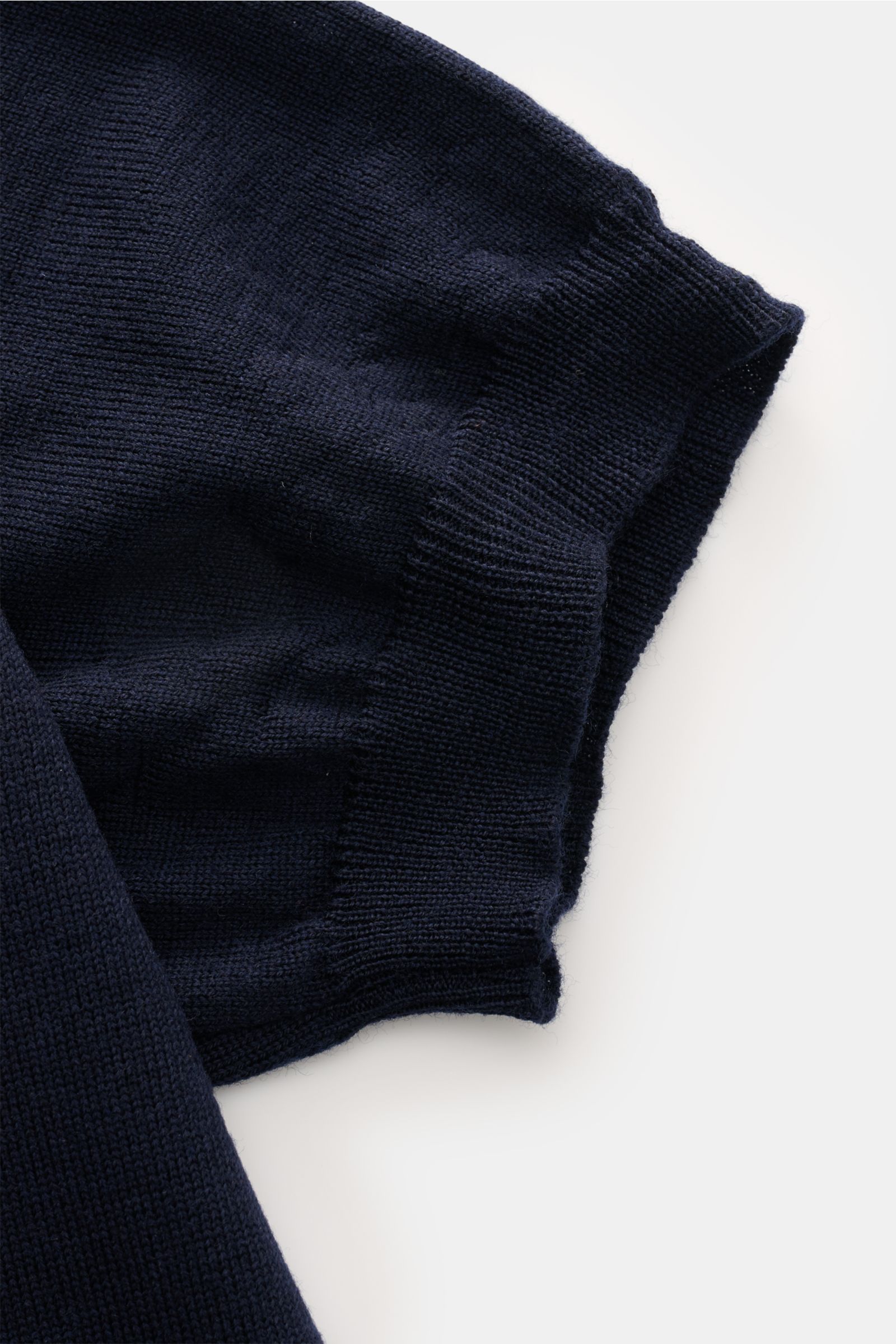 Close-up front-side view of Aurélien Kurzarm-Strickpolo 'Cashwool' navy short sleeve showing fine knit, soft texture, ribbed cuffs, and classic polo collar. Frühlings-Essential: Das Kurzarm-Strickpolo von AURÉLIEN aus exklusiver 'Cashwool'-Merinowolle ver