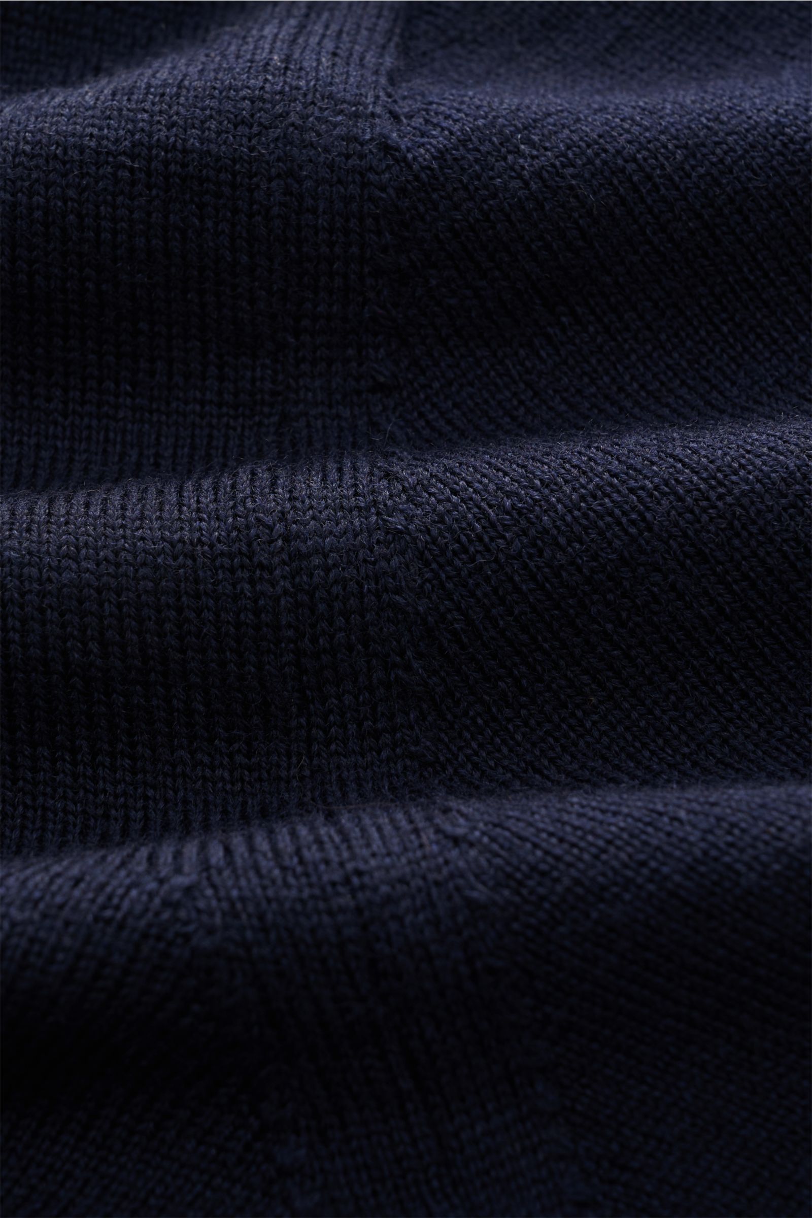 Close-up front view of navy Aurélien Kurzarm-Strickpolo 'Cashwool' showing fine knit, soft texture, and ribbed cuffs from exclusive pure merino wool.