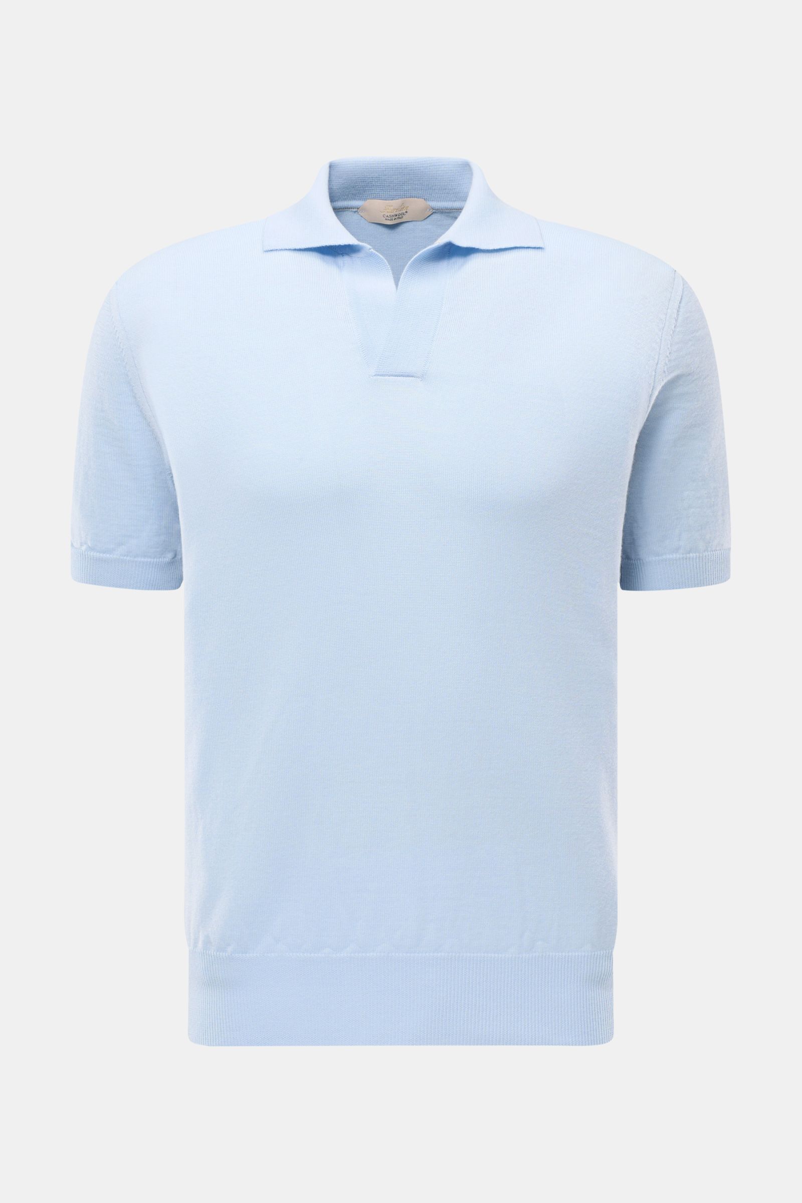 Front view of Aurélien Kurzarm-Strickpolo 'Cashwool' hellblau, a slim fit short-sleeve knit polo in light blue Merino wool with classic collar, open placket, soft texture, fine knit, and comfortable ribbed cuffs, a spring essential combining elegant feel 