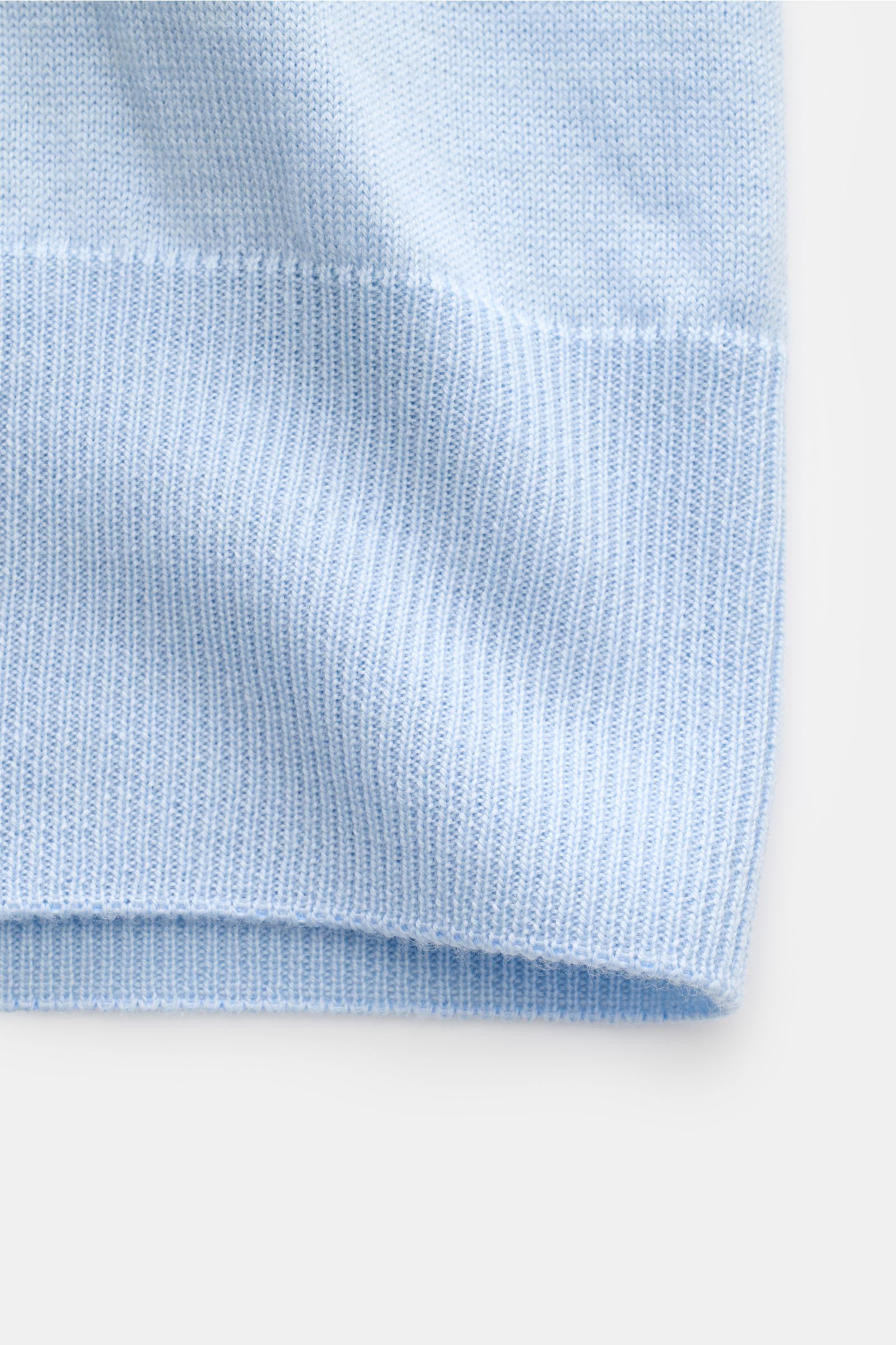 Close-up front view of Aurélien Kurzarm-Strickpolo 'Cashwool' hellblau showing soft, fine knit texture, ribbed cuffs, and classic polo hem. Frühlings-Essential: Das Kurzarm-Strickpolo von AURÉLIEN aus exklusiver 'Cashwool'-Merinowolle vereint edle Haptik 