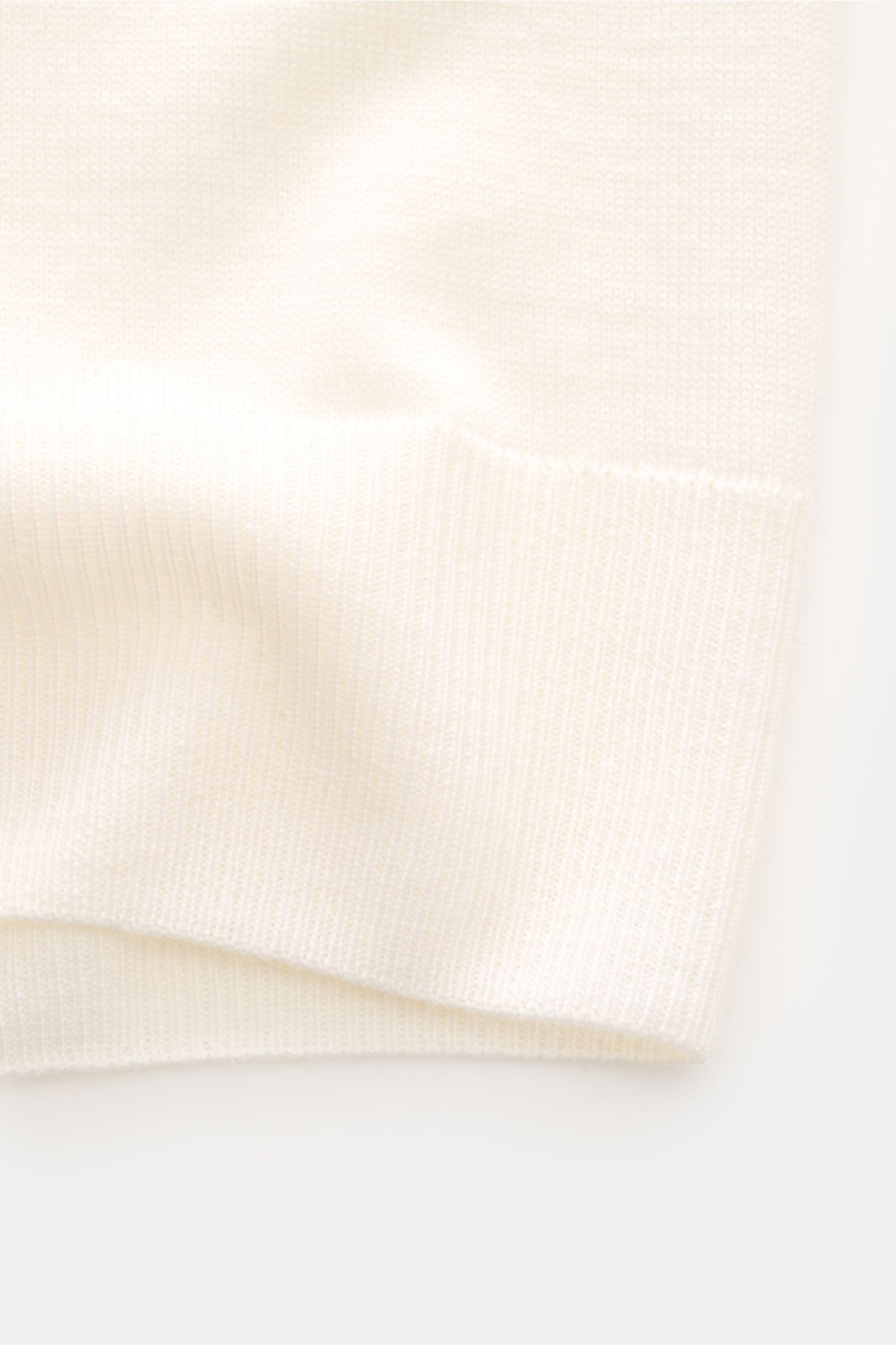 Close-up front view of Aurélien Kurzarm-Strickpolo 'Cashwool' offwhite showing fine knit texture and comfortable ribbed cuff, made from pure Merino wool with a soft feel, slim fit, classic polo collar, open placket, and ribbed cuffs. Frühlings-Essential: 
