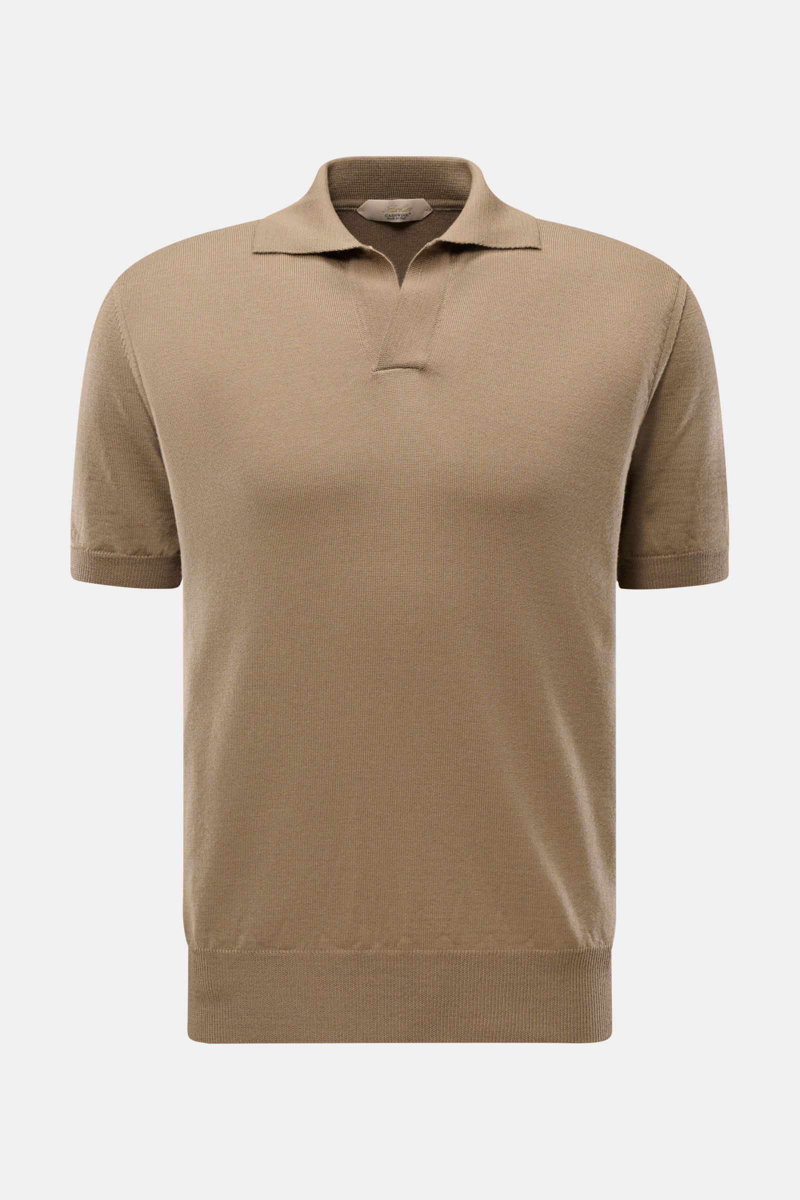 Front view of Aurélien Kurzarm-Strickpolo 'Cashwool' taupe, a slim fit short-sleeve knit polo in pure Merino wool with soft touch, fine knit, classic collar, open placket, and comfortable ribbed cuffs. Frühlings-Essential: Das Kurzarm-Strickpolo von AURÉL