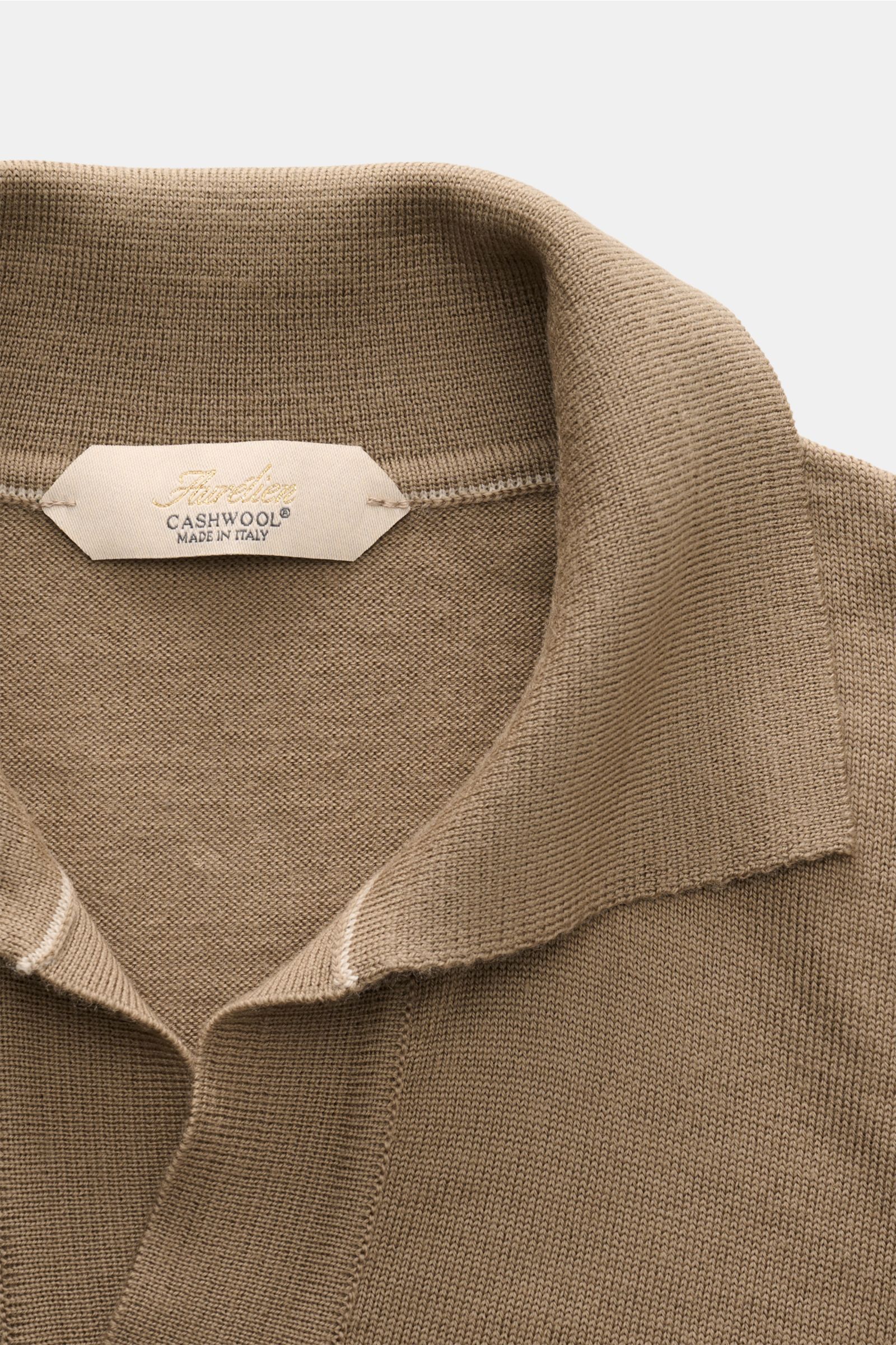 Close-up front view of the Aurélien Kurzarm-Strickpolo 'Cashwool' taupe showing its classic polo collar, open placket, and fine knit texture. Frühlings-Essential: Das Kurzarm-Strickpolo von AURÉLIEN aus exklusiver 'Cashwool'-Merinowolle vereint edle Hapti