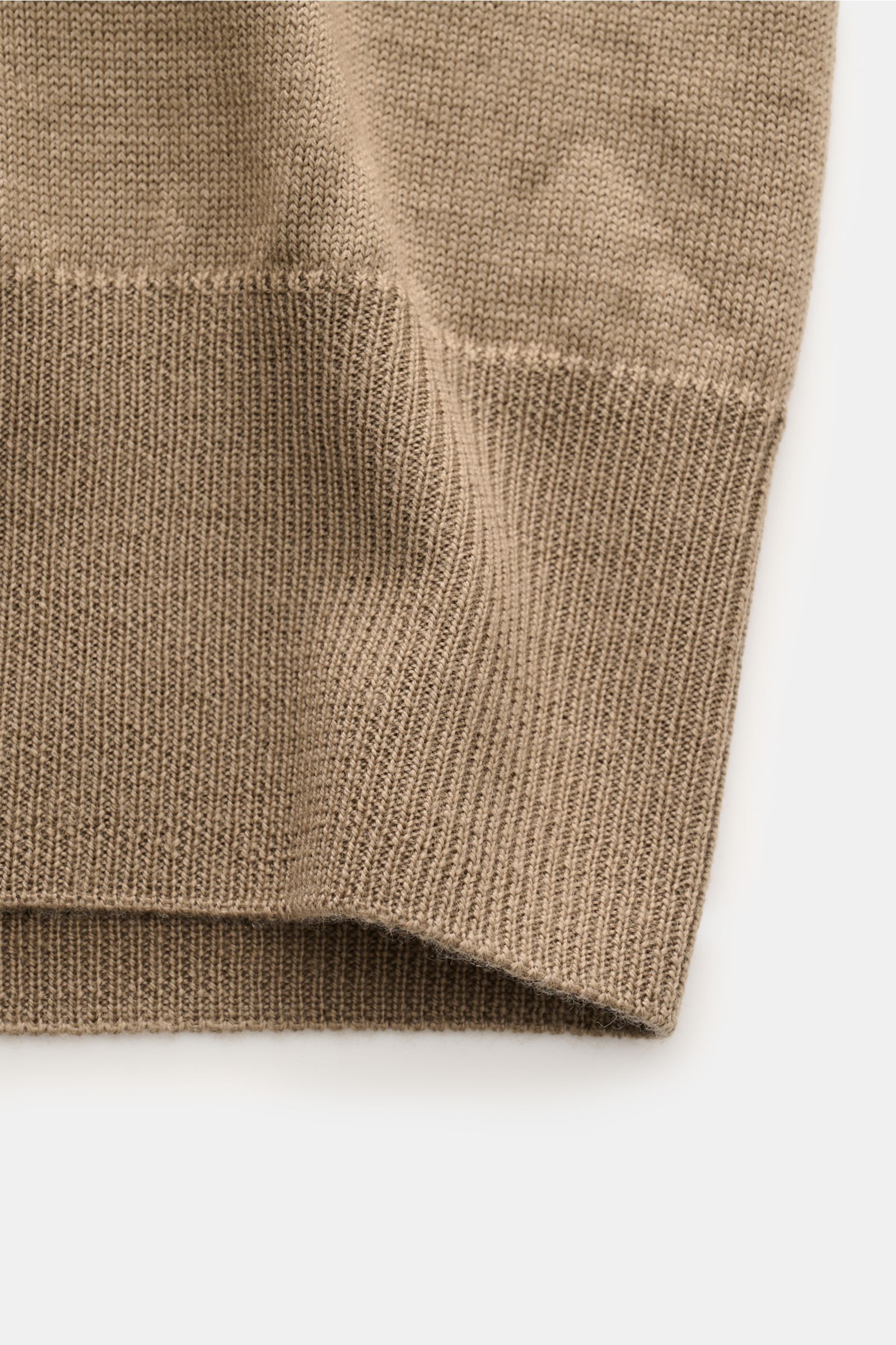 Close-up front view of Aurélien Kurzarm-Strickpolo 'Cashwool' taupe showing soft, fine knit merino wool fabric with ribbed cuffs, slim fit, classic polo collar, and open placket, highlighting the spring essential's elegant tactile feel and timeless silhou