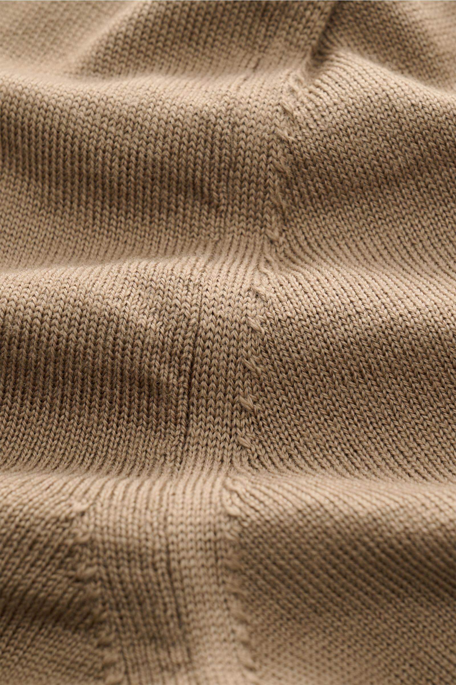 Close-up view of the taupe knitted fabric of the Aurélien Kurzarm-Strickpolo 'Cashwool', showcasing the fine knit, soft texture, and detailed stitching. Frühlings-Essential: Das Kurzarm-Strickpolo von AURÉLIEN aus exklusiver 'Cashwool'-Merinowolle vereint