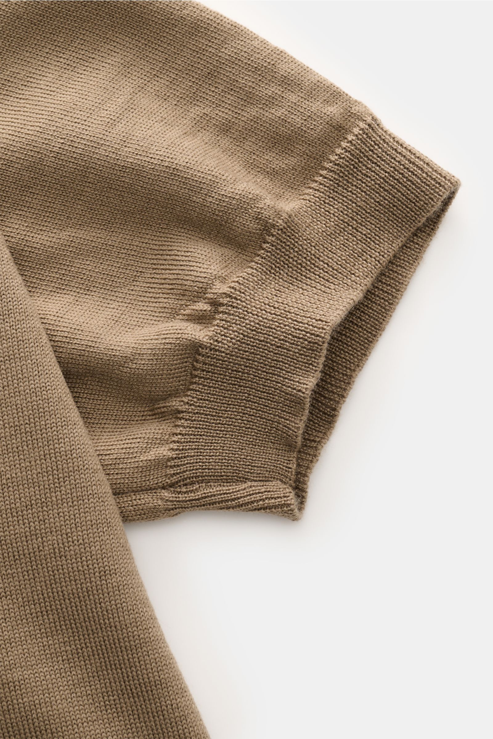 Close-up view of the sleeve detail of the Aurélien Kurzarm-Strickpolo 'Cashwool' taupe, showcasing pure Merino wool, soft touch, fine knit, slim fit, classic polo collar, open placket, and comfortable ribbed cuffs.