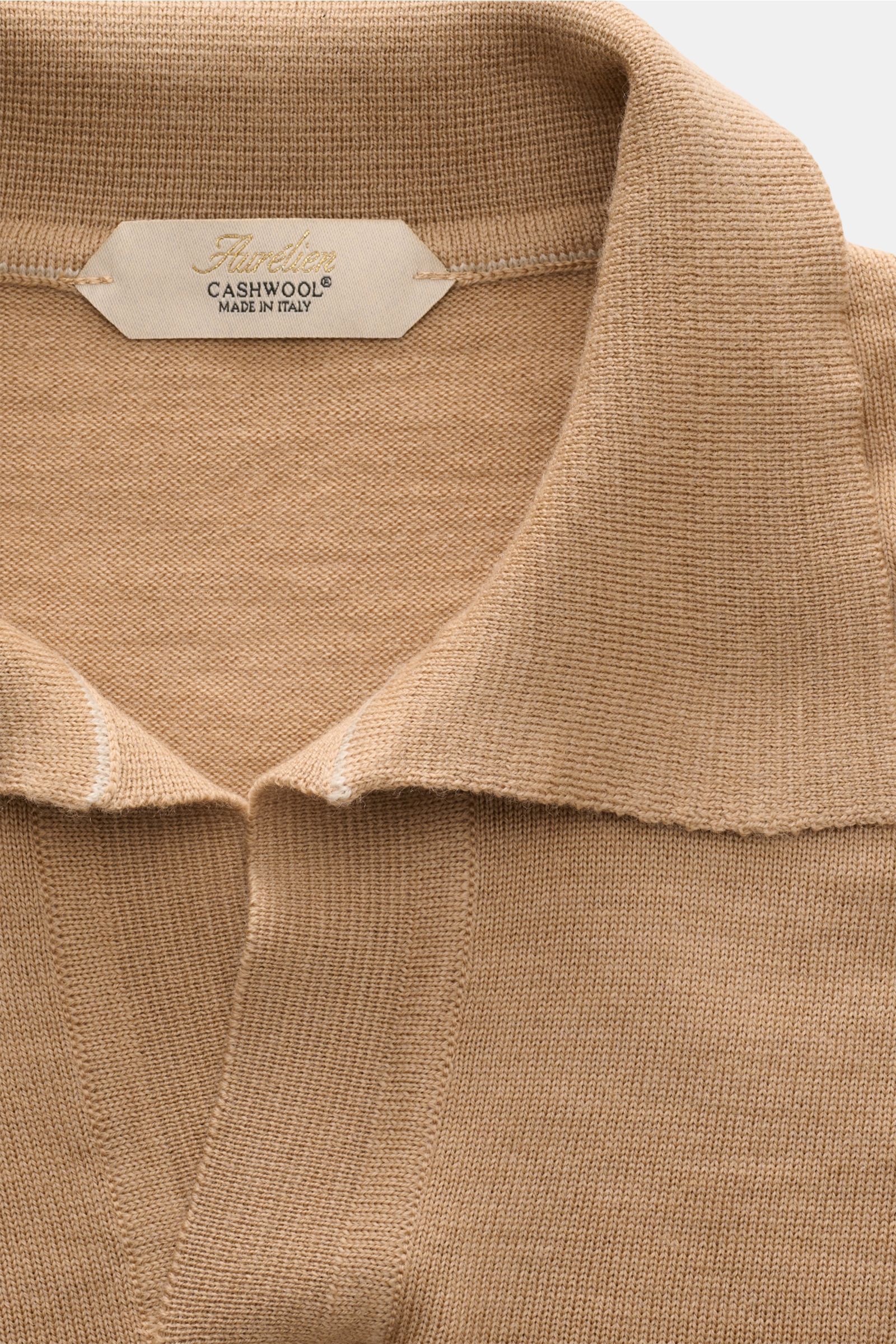 Close-up front view of Aurélien Strickpolo 'Cashwool' sand, a slim fit knit polo with classic collar, open placket, and ribbed cuffs in soft pure Merino wool.

Description: Frühlings-Essential: Das Strickpolo von AURÉLIEN aus exklusiver 'Cashwool'-Meri