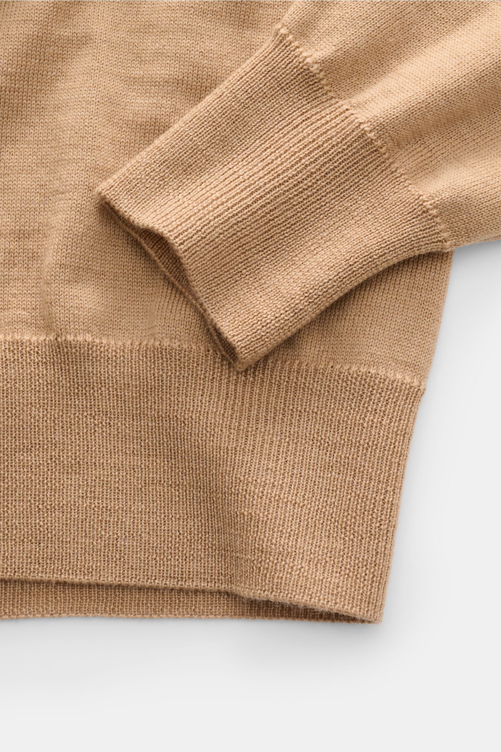 Close-up front view of Aurélien Strickpolo 'Cashwool' sand showing soft, fine knit Merino wool with ribbed cuffs and hem, slim fit.