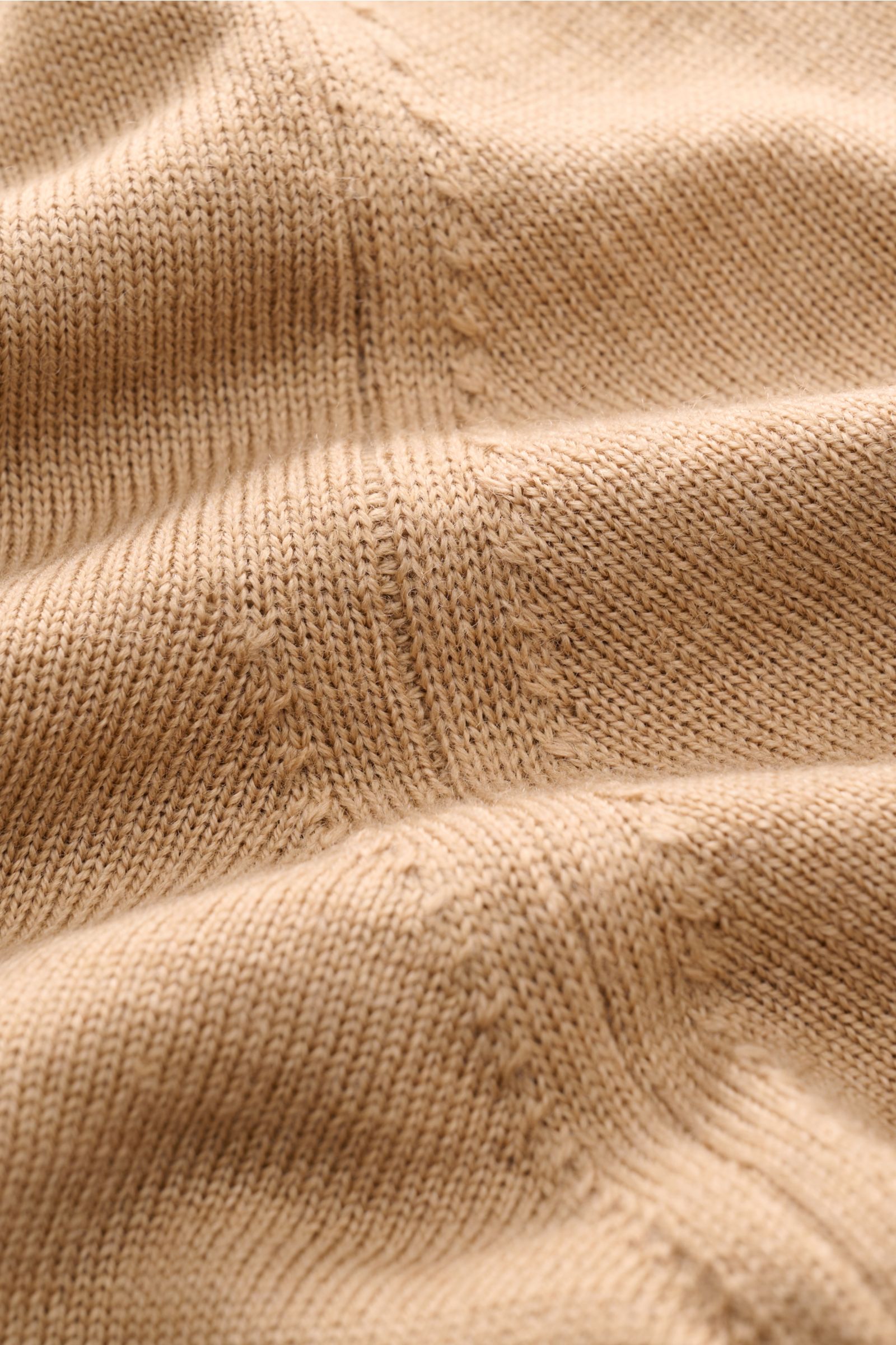 Close-up view of the sand-colored Aurélien Strickpolo 'Cashwool' showing fine knit texture, soft Merino wool, and detailed stitching.
