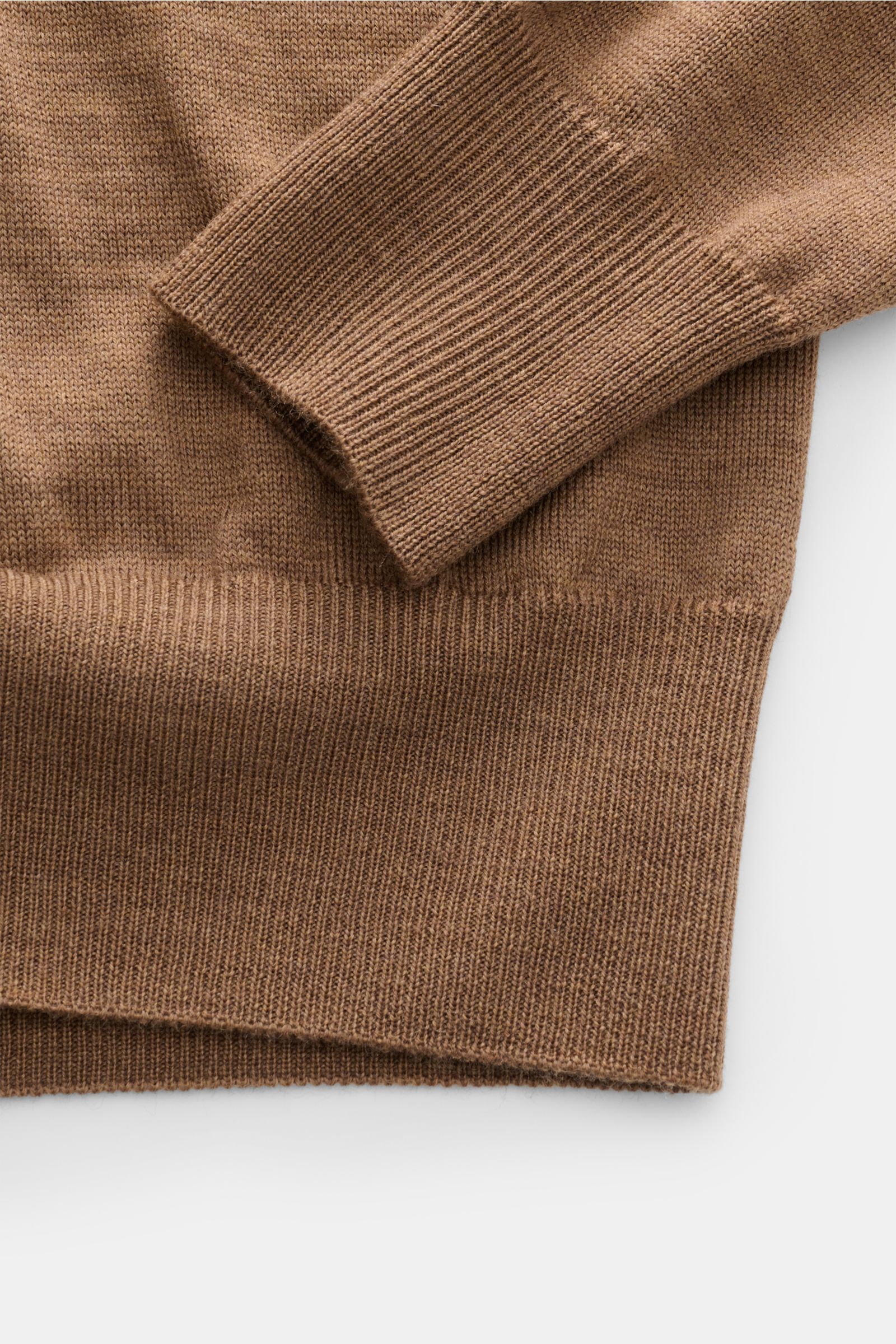 Close-up front view of Aurélien Strickpolo 'Cashwool' braun showing soft knit texture, ribbed cuffs, and hem in brown Merino wool.