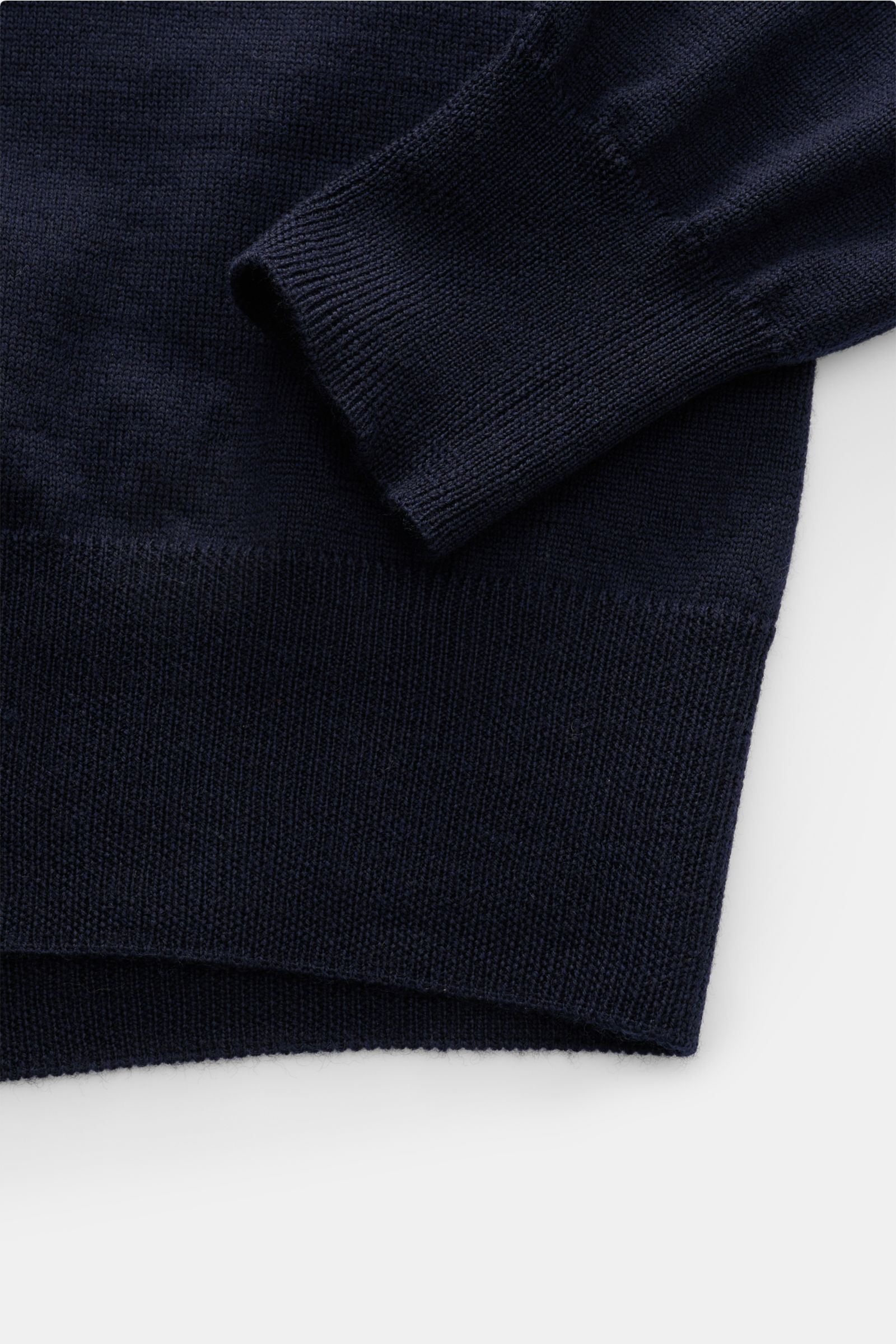 Aurélien Strickpolo 'Cashwool' navy shown from a close-up side angle, highlighting soft Merino wool knit, slim fit, ribbed cuffs, classic polo collar, and open collar placket. Frühlings-Essential: Das Strickpolo von AURÉLIEN aus exklusiver 'Cashwool'-Meri