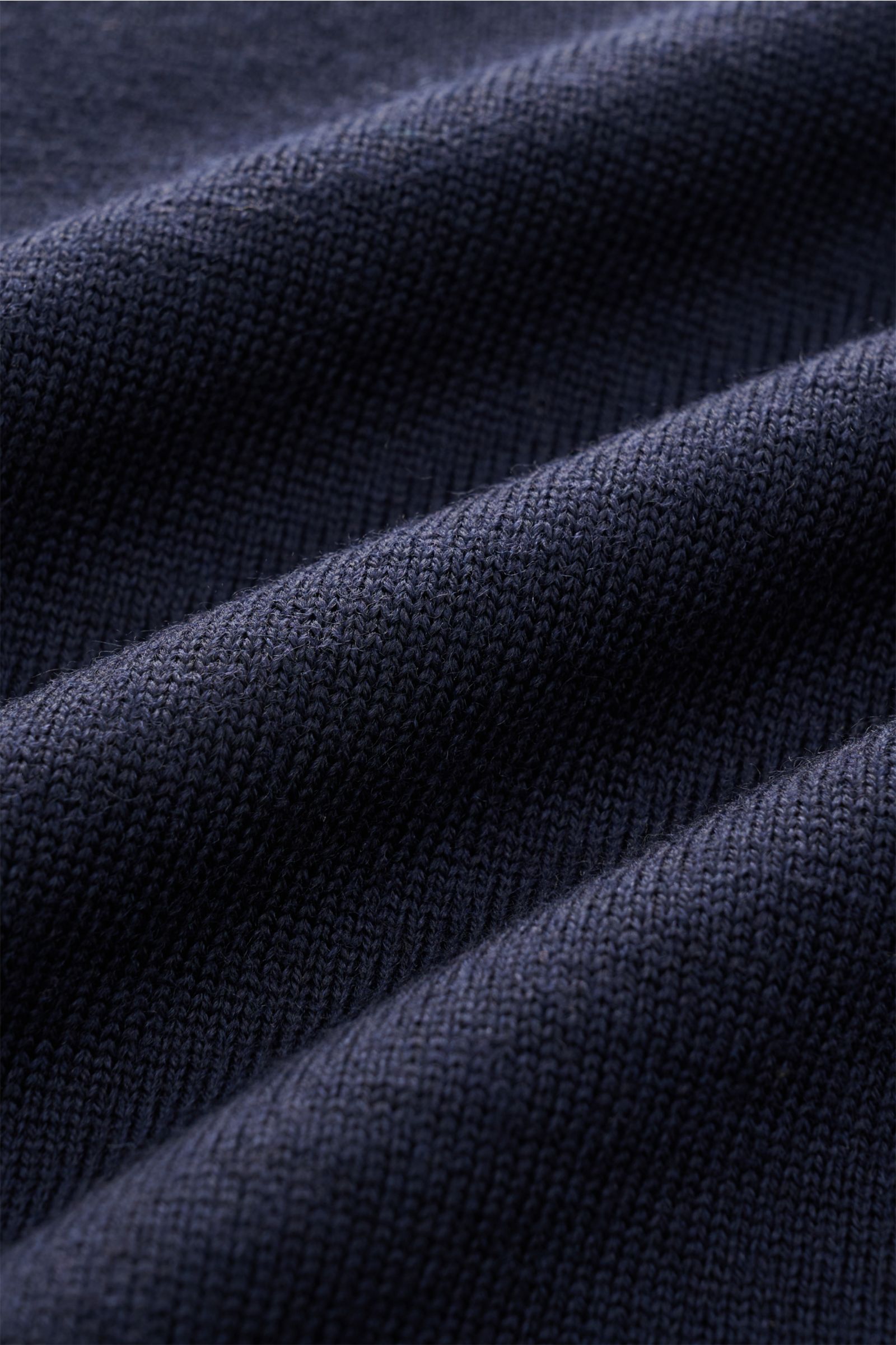 Close-up front view of Aurélien Strickpolo 'Cashwool' navy knit fabric showing fine texture, soft grip, and slim fit design. Frühlings-Essential: Das Strickpolo von AURÉLIEN aus exklusiver 'Cashwool'-Merinowolle vereint edle Haptik mit zeitloser Silhouett