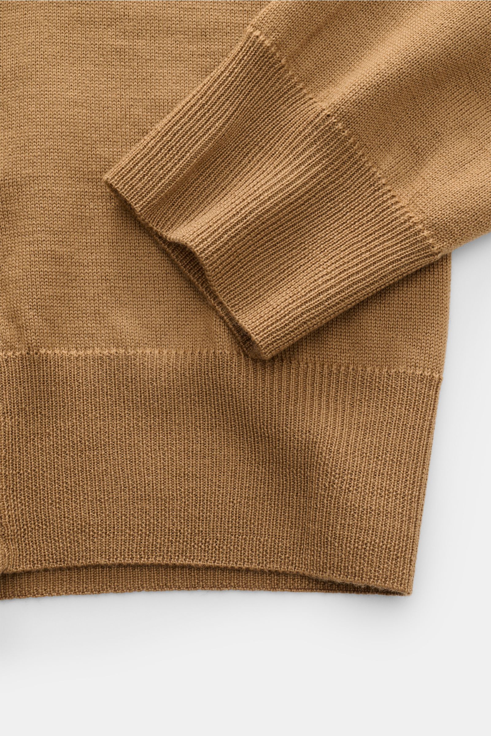 Close-up image from above of the Aurélien Strickpolo 'Cashwool' hellbraun showing the soft, fine knit texture, ribbed cuffs, and hem in light brown merino wool. Frühlings-Essential: Das Strickpolo von AURÉLIEN aus exklusiver 'Cashwool'-Merinowolle vereint