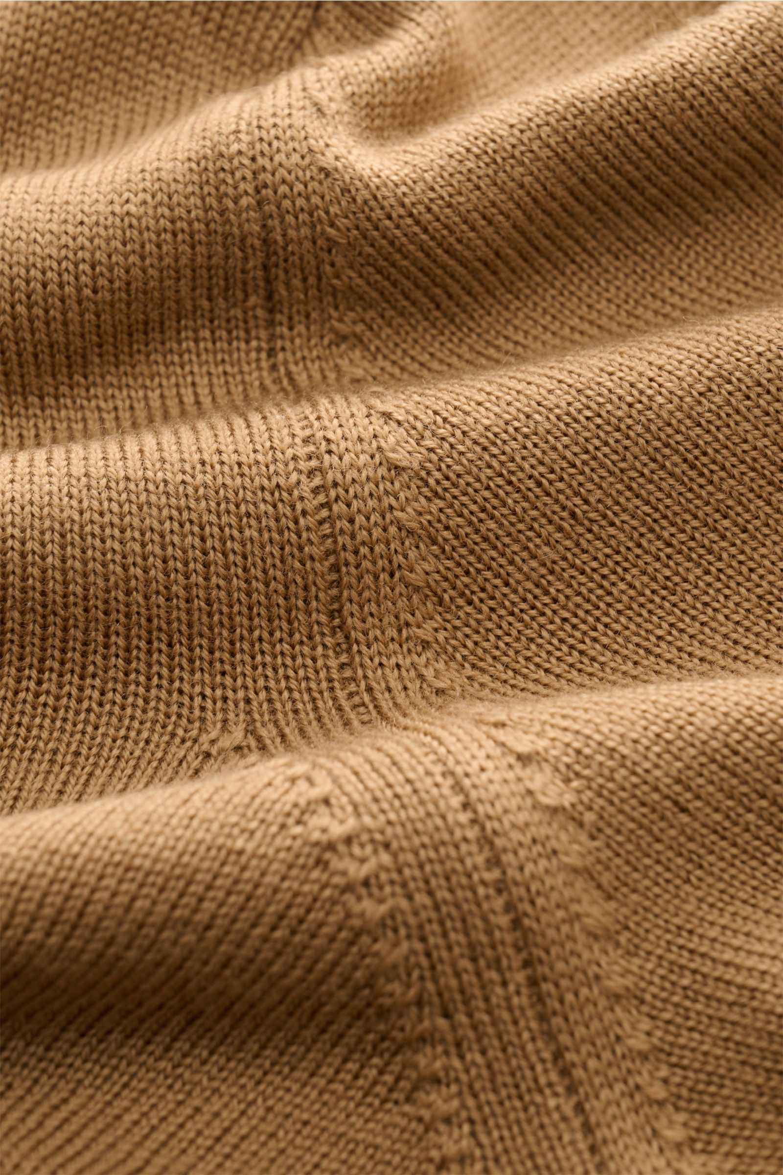 Close-up shot of the Aurélien Strickpolo 'Cashwool' hellbraun knit fabric showing soft, fine stitchwork and texture. 

Frühlings-Essential: Das Strickpolo von AURÉLIEN aus exklusiver 'Cashwool'-Merinowolle vereint edle Haptik mit zeitloser Silhouette.