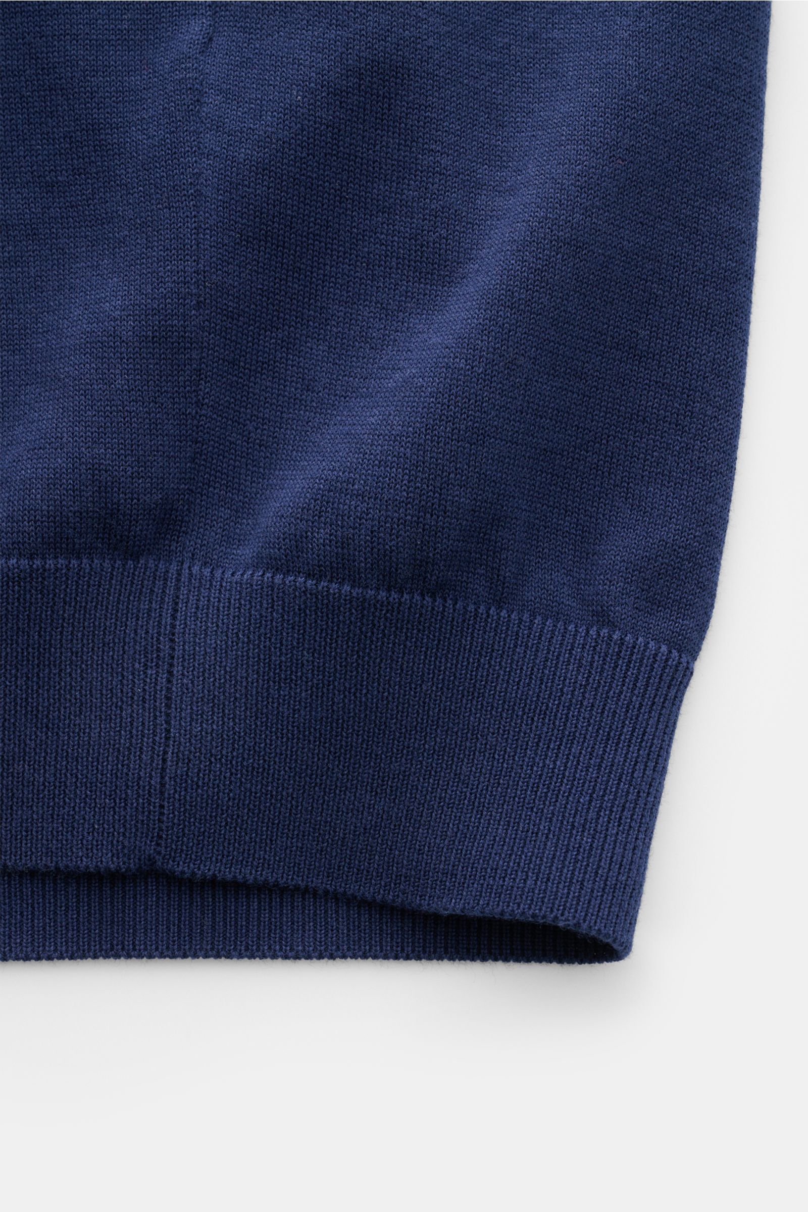 Nahaufnahme des unteren Bereichs des Drumohr Kurzarm-Strickpolo navy mit elastischem Rippbündchen aus feiner, weicher Baumwolle.