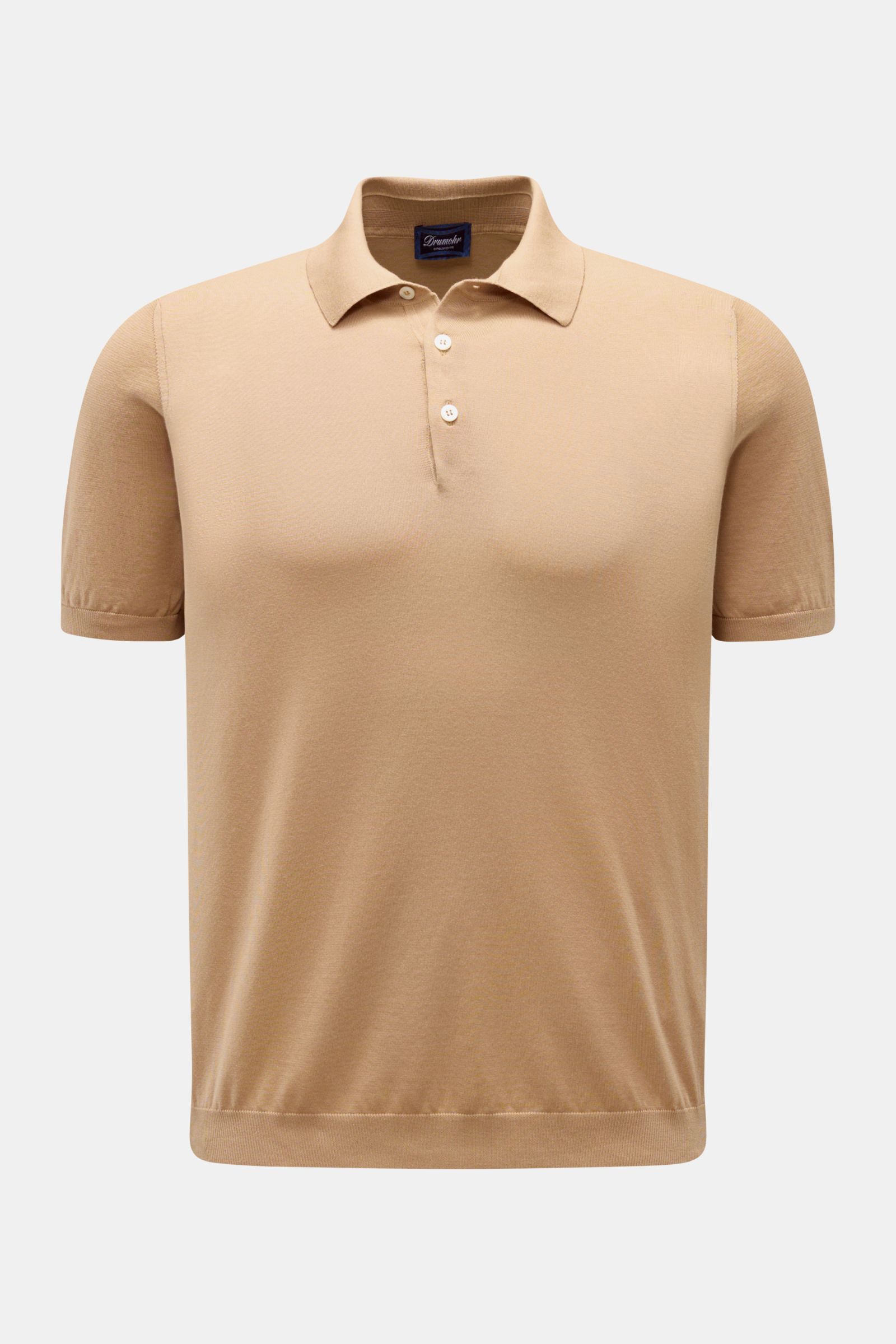 Drumohr Kurzarm-Strickpolo hellbraun, feines Baumwoll-Feinstrickpolo in Slim Fit, frontal fotografiert, mit Polokragen, Drei-Knopf-Leiste und elastischen Bündchen.