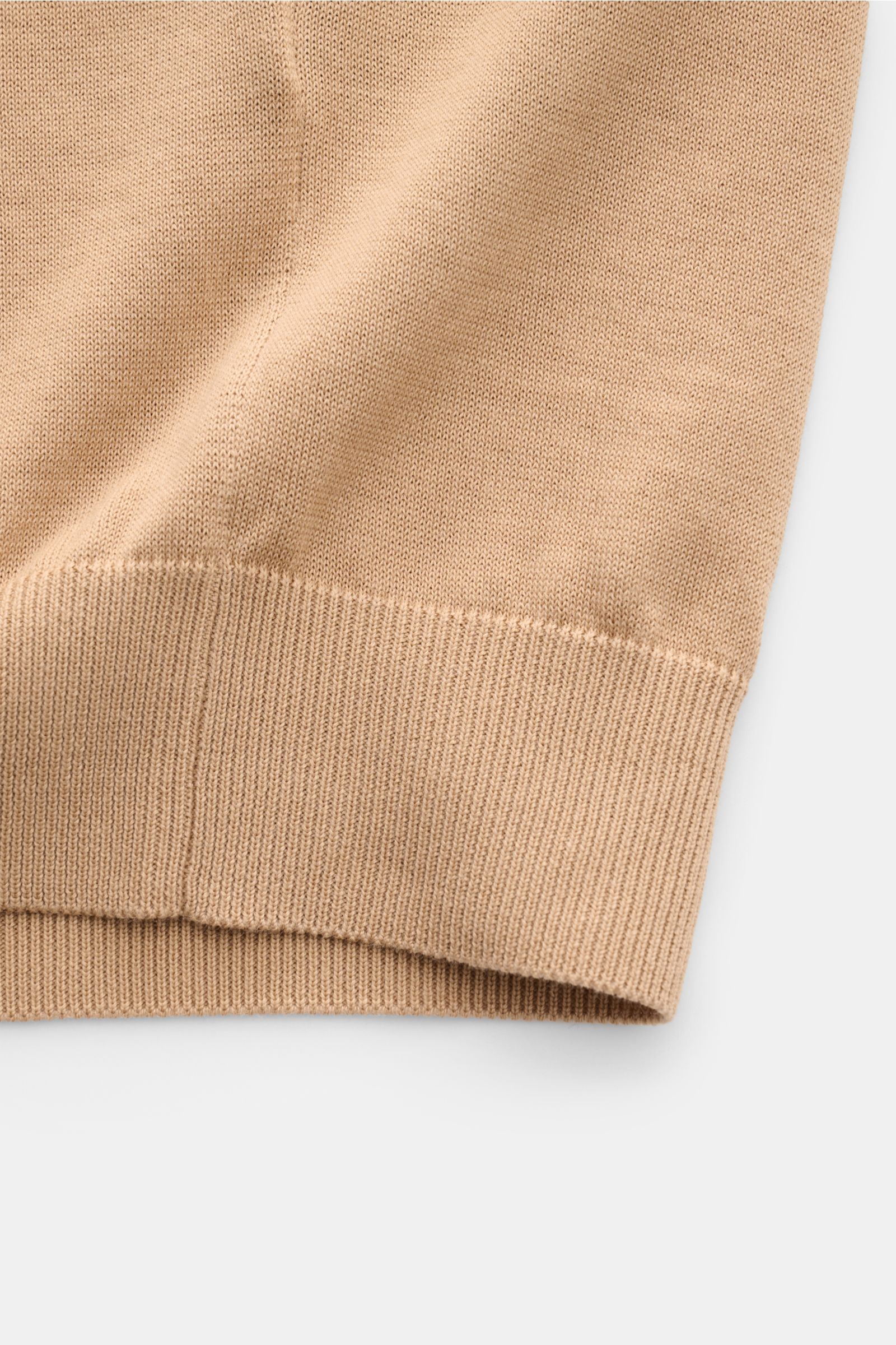 Drumohr Kurzarm-Strickpolo hellbraun, Detailaufnahme Rippbündchen und feines Baumwollstrickbild aus flacher Perspektive, Slim Fit, weich, atmungsaktiv.