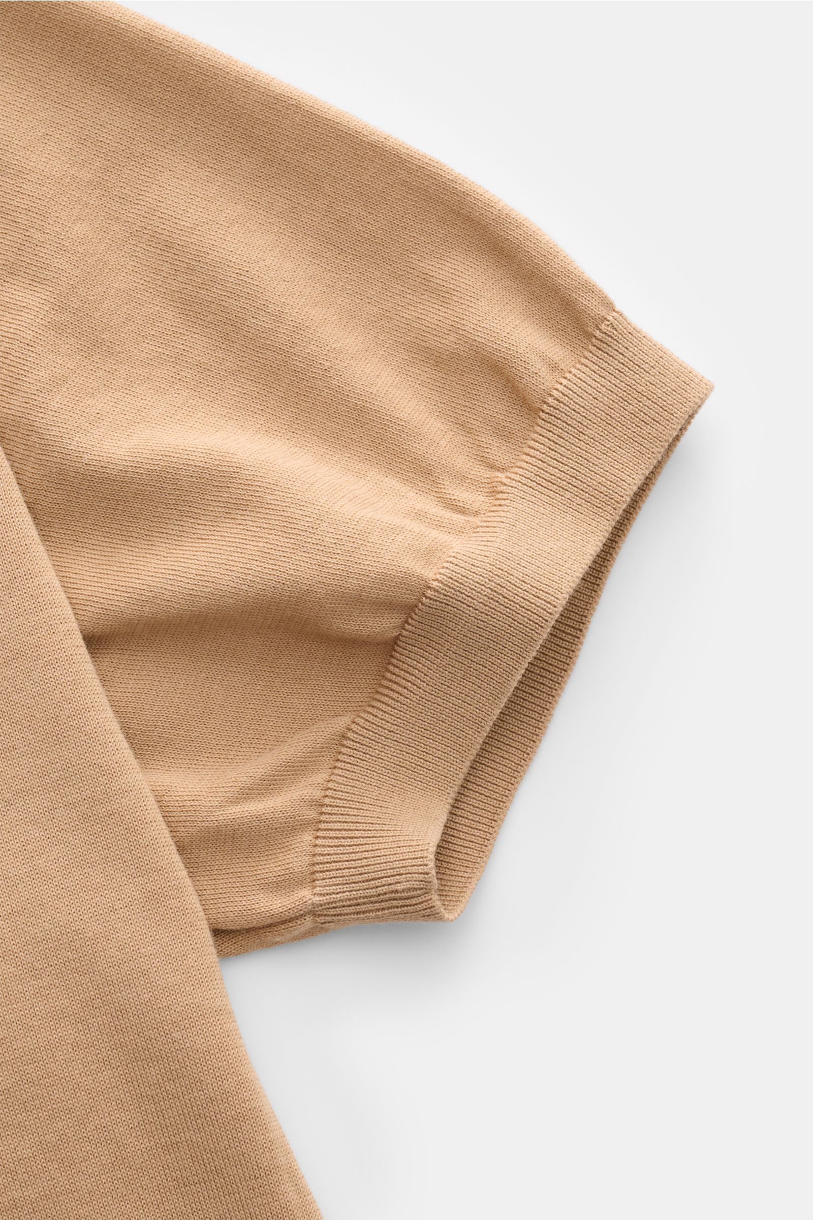 Nahaufnahme des hellbraunen Drumohr Kurzarm-Strickpolo-Ärmels mit elastischem Rippbündchen, feinem Baumwollstrick, Slim Fit und typischem Polokragen.