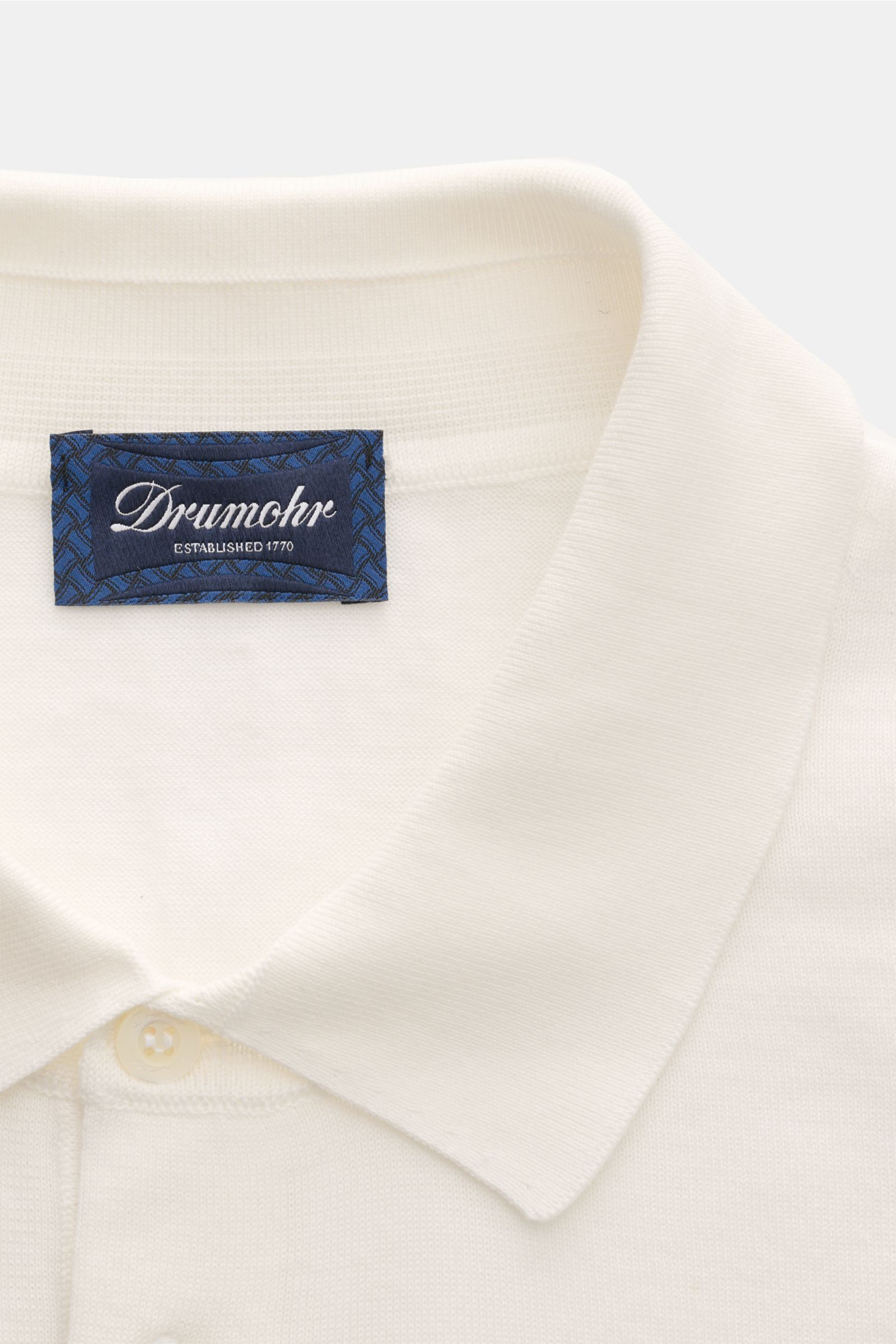 Drumohr Kurzarm-Strickpolo offwhite in Nahaufnahme von oben, feiner Baumwollstrick, Polokragen, Drei-Knopf-Leiste, Slim Fit, weicher Griff.