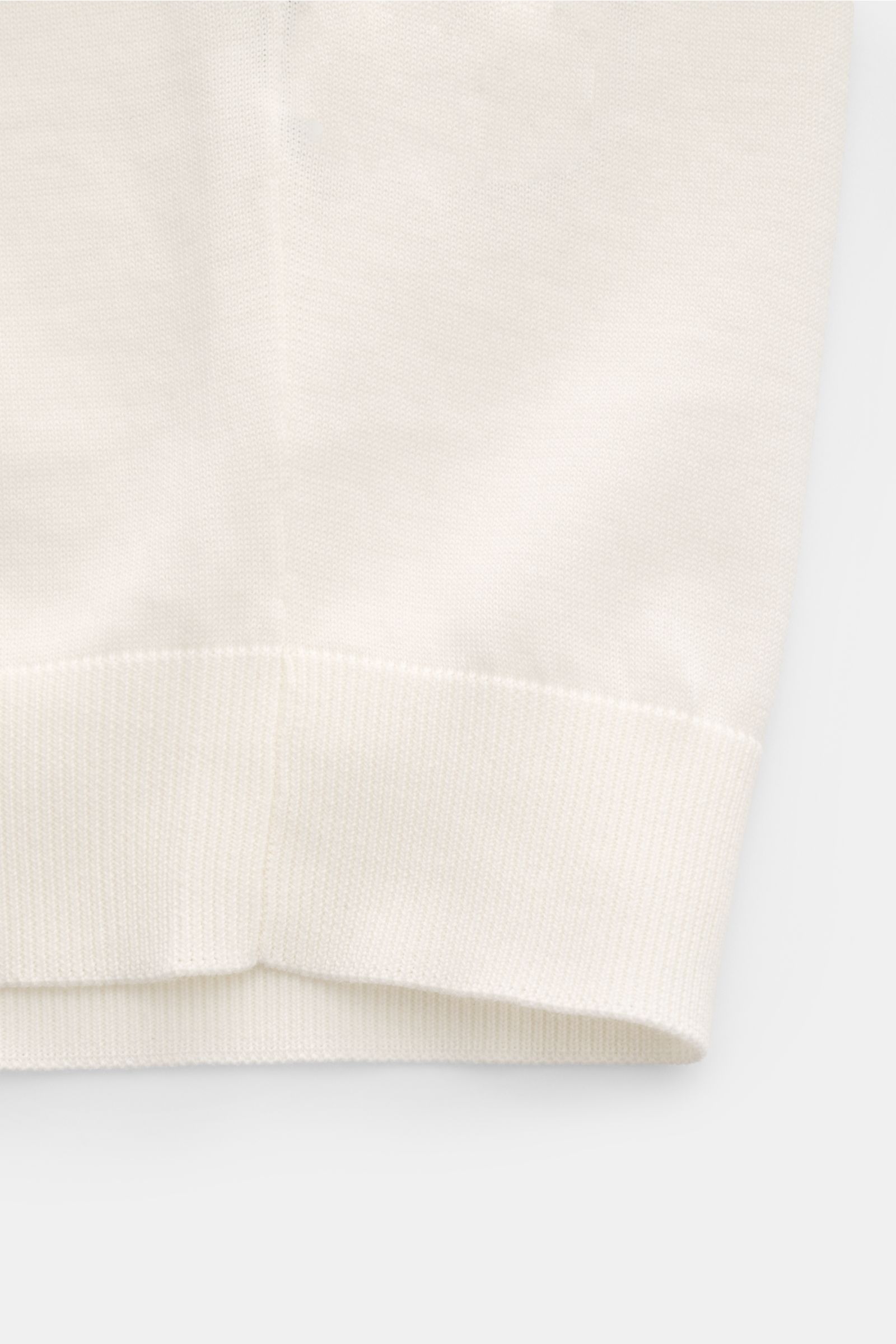 Drumohr Kurzarm-Strickpolo offwhite, detailaufnahme am bund mit elastischen rippbündchen aus feiner, weicher baumwolle, slim fit.