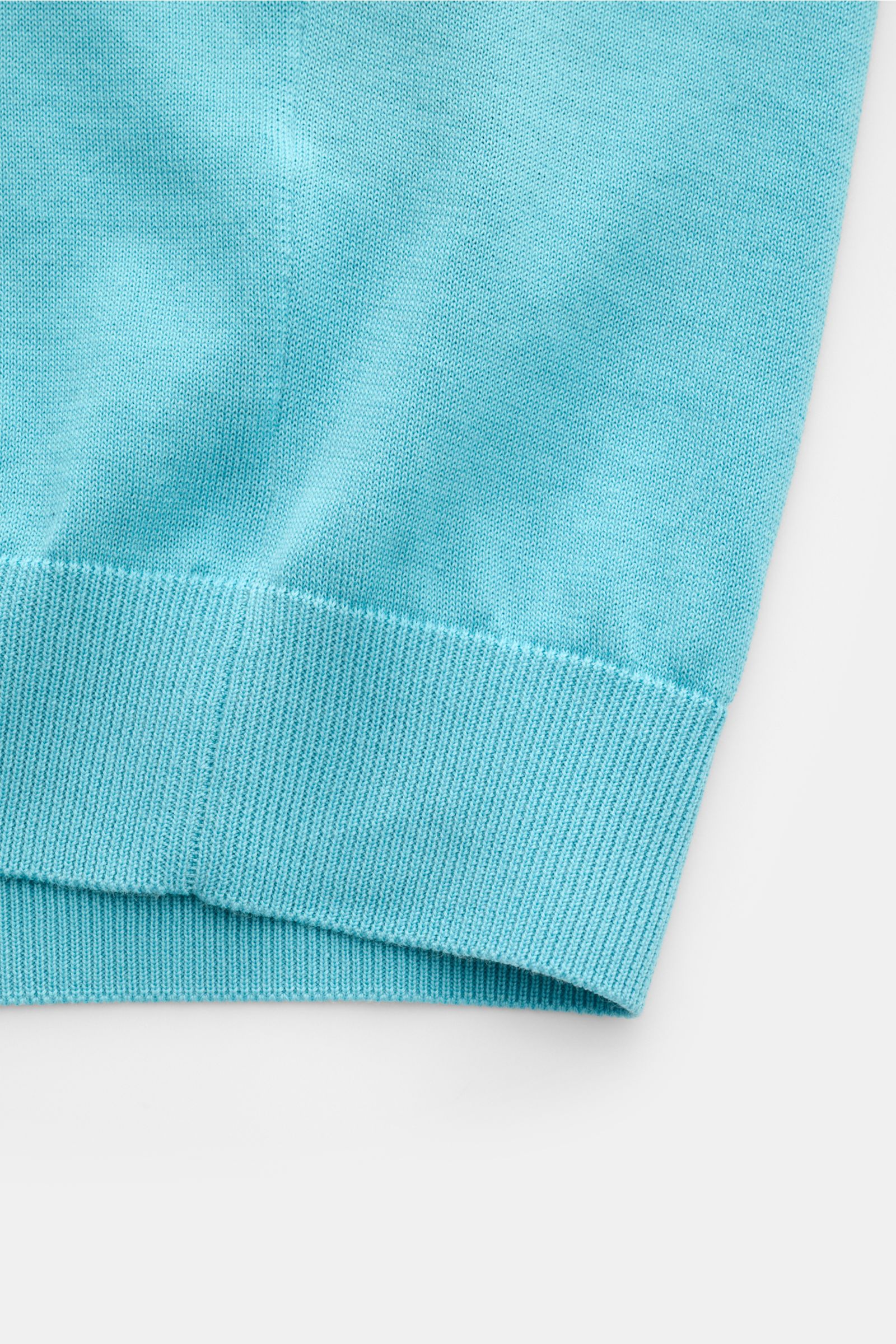 Drumohr Kurzarm-Strickpolo azurblau, Detailansicht des elastischen Rippbündchens aus weichem, feinem Baumwoll-Feinstrick, Slim Fit.