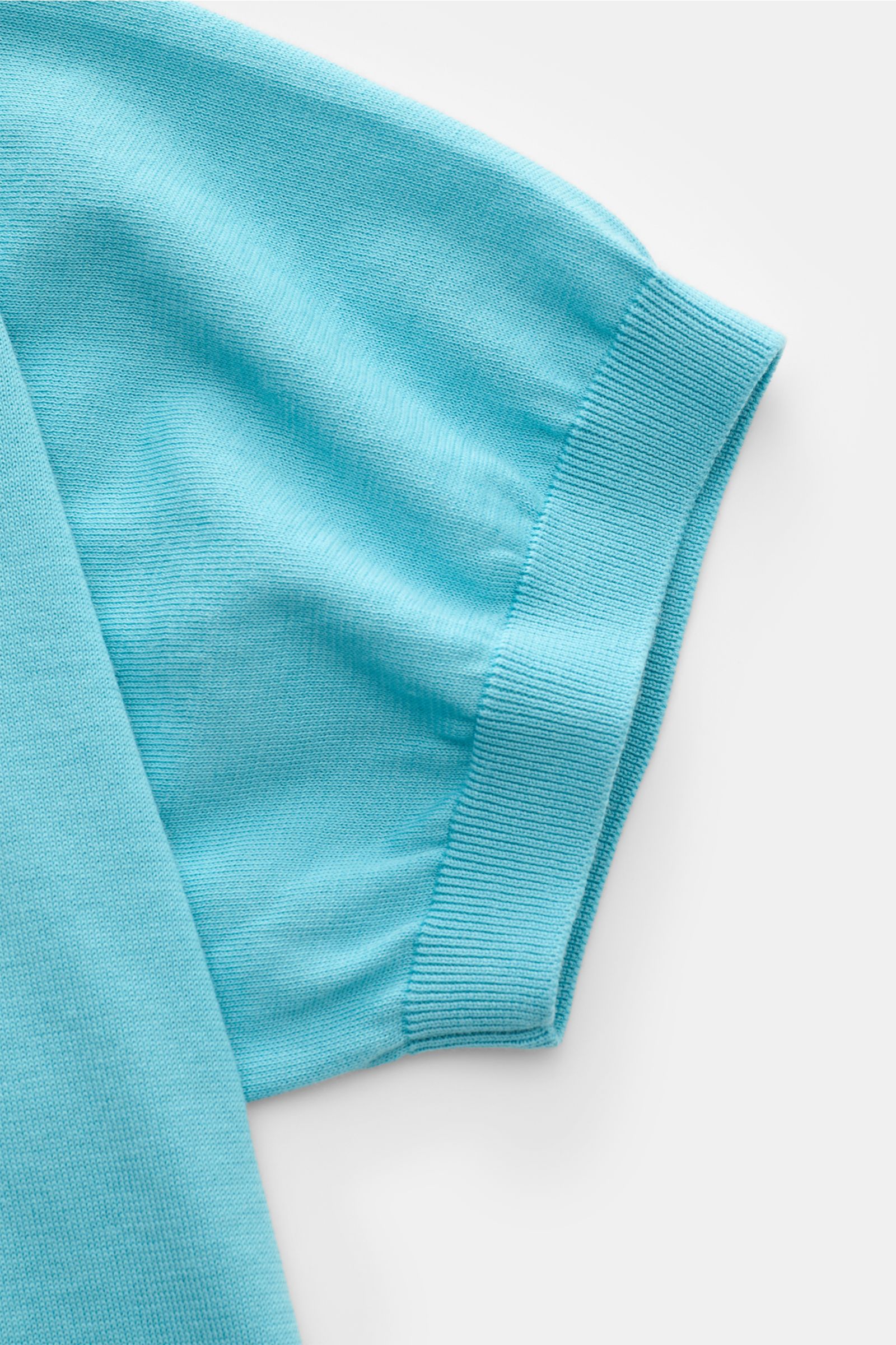 Drumohr Kurzarm-Strickpolo azurblau, Detailaufnahme des elastischen Rippbündchens und feinen Baumwollstricks in Slim Fit von vorne.