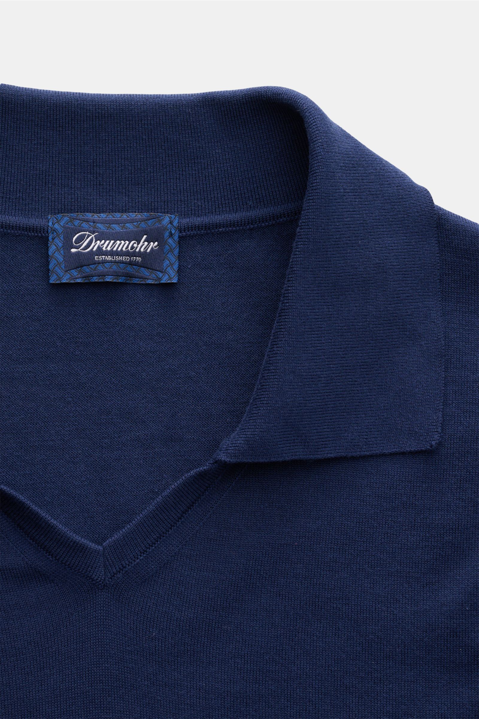 Drumohr Kurzarm-Strickpolo dunkelblau aus feiner Baumwolle, weicher Griff, offener Kragen, gestrickter Polokragen, Detailfoto von oben.