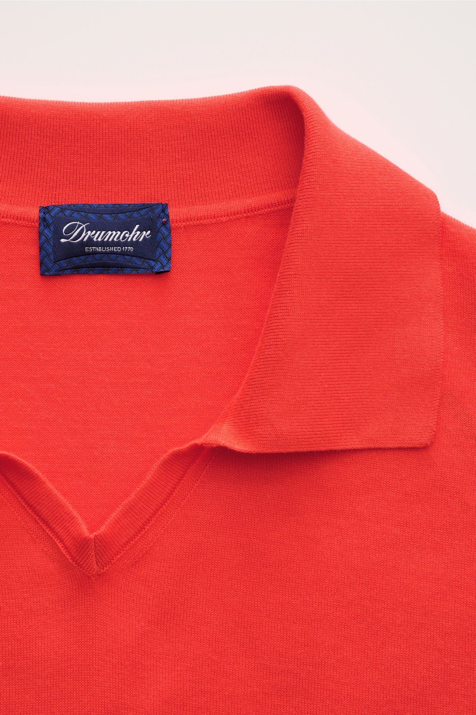 Close-up front view of Drumohr Short sleeve knit polo light red showing soft cotton knit, open collar placket, and ribbed bands.

A fine essential from label DRUMOHR: This Italian-made short sleeve knit polo is made of comfortably soft cotton and has a