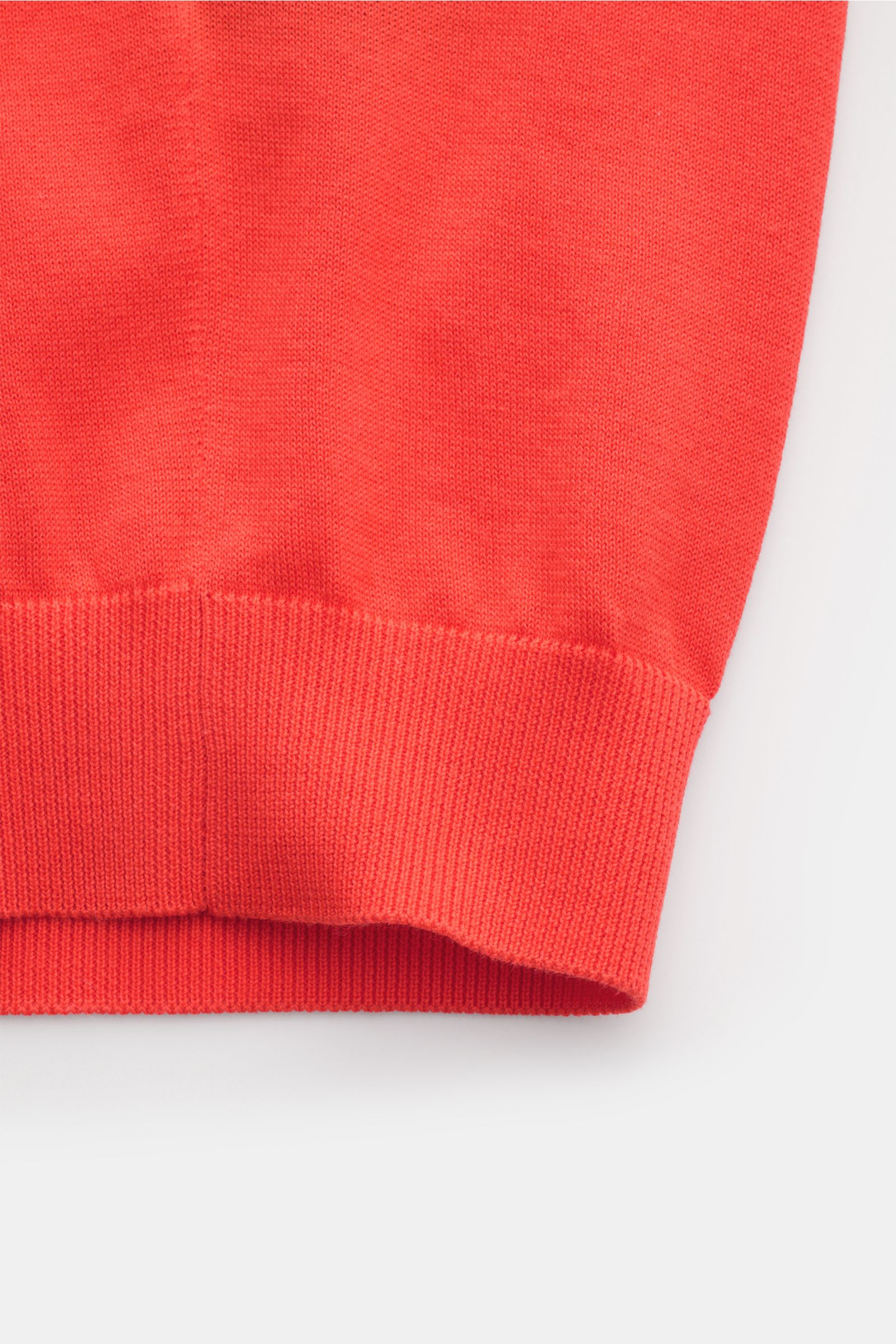Close-up view of the lower hem and ribbed cuff of the Drumohr Short sleeve knit polo light red, showing fine knit cotton texture and soft feel.

Description: A fine essential from label DRUMOHR: This Italian-made short sleeve knit polo is made of comfo