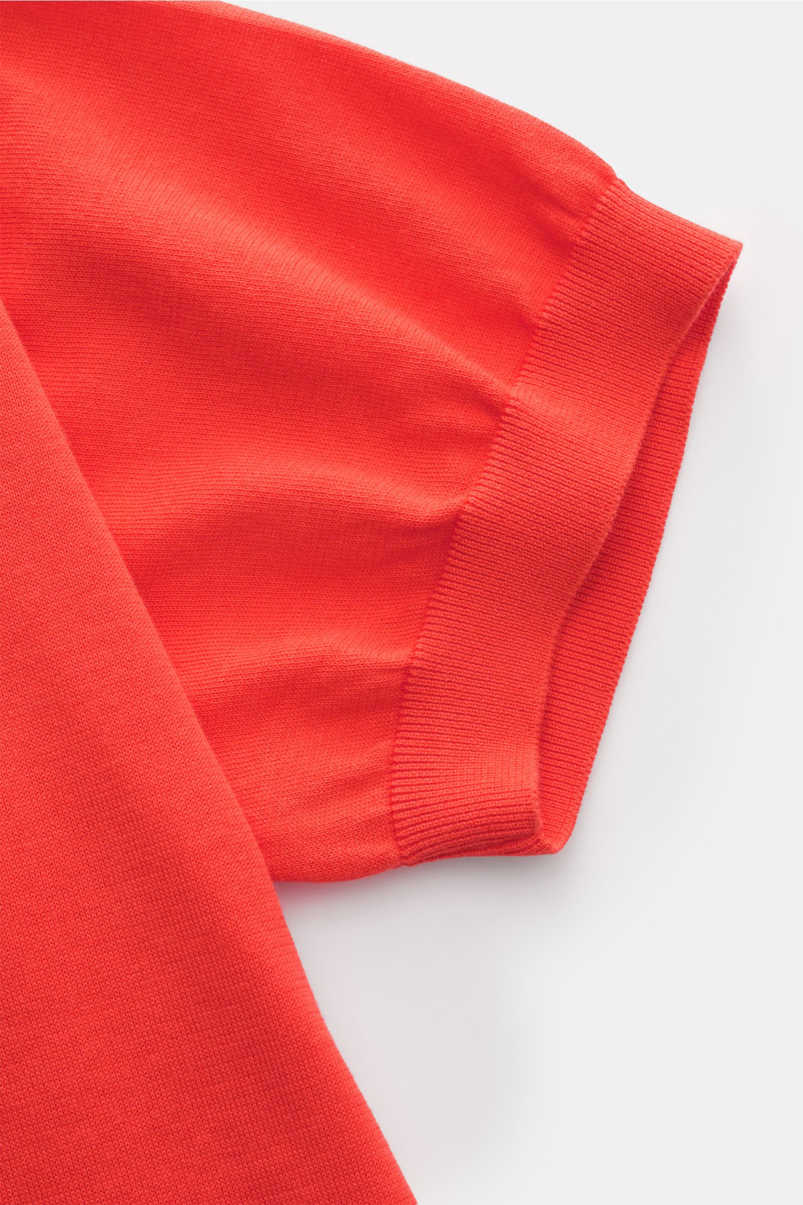 Close-up side view of the sleeve of the Drumohr Short sleeve knit polo light red, showing fine knit cotton and elasticated ribbed band.

Description: A fine essential from label DRUMOHR: This Italian-made short sleeve knit polo is made of comfortably s