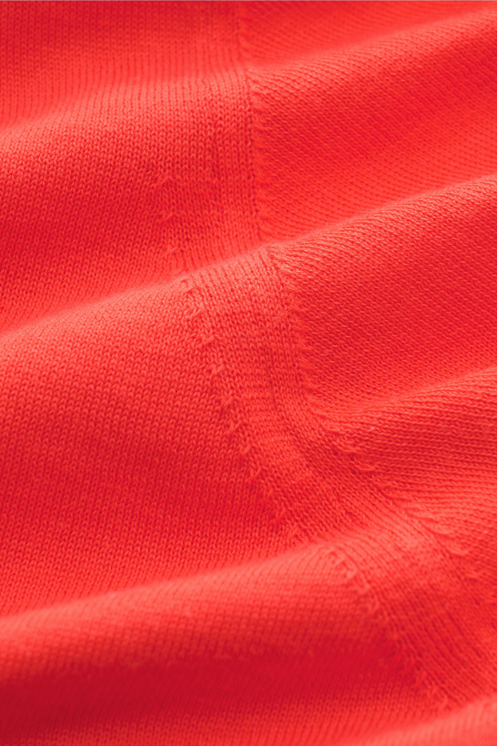 Close-up front angle of Drumohr Short sleeve knit polo light red showing fine knit texture and stitching details.

A fine essential from label DRUMOHR: This Italian-made short sleeve knit polo is made of comfortably soft cotton and has a casual open colla
