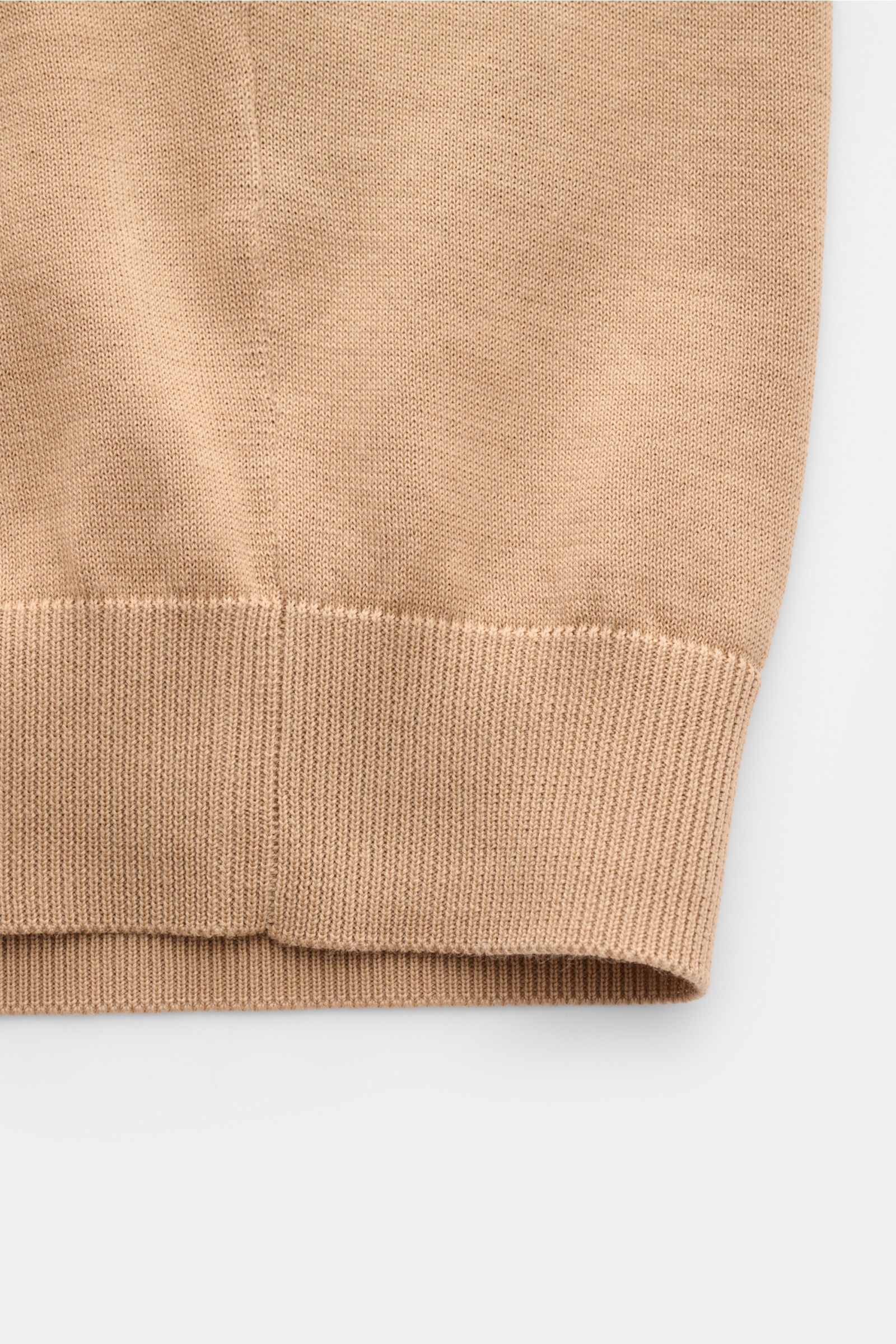 Close-up front view of the hem and knit texture of the Drumohr Short sleeve knit polo light brown, showing fine cotton fabric with elasticated ribbed bands.

A fine essential from label DRUMOHR: This Italian-made short sleeve knit polo is made of comfo