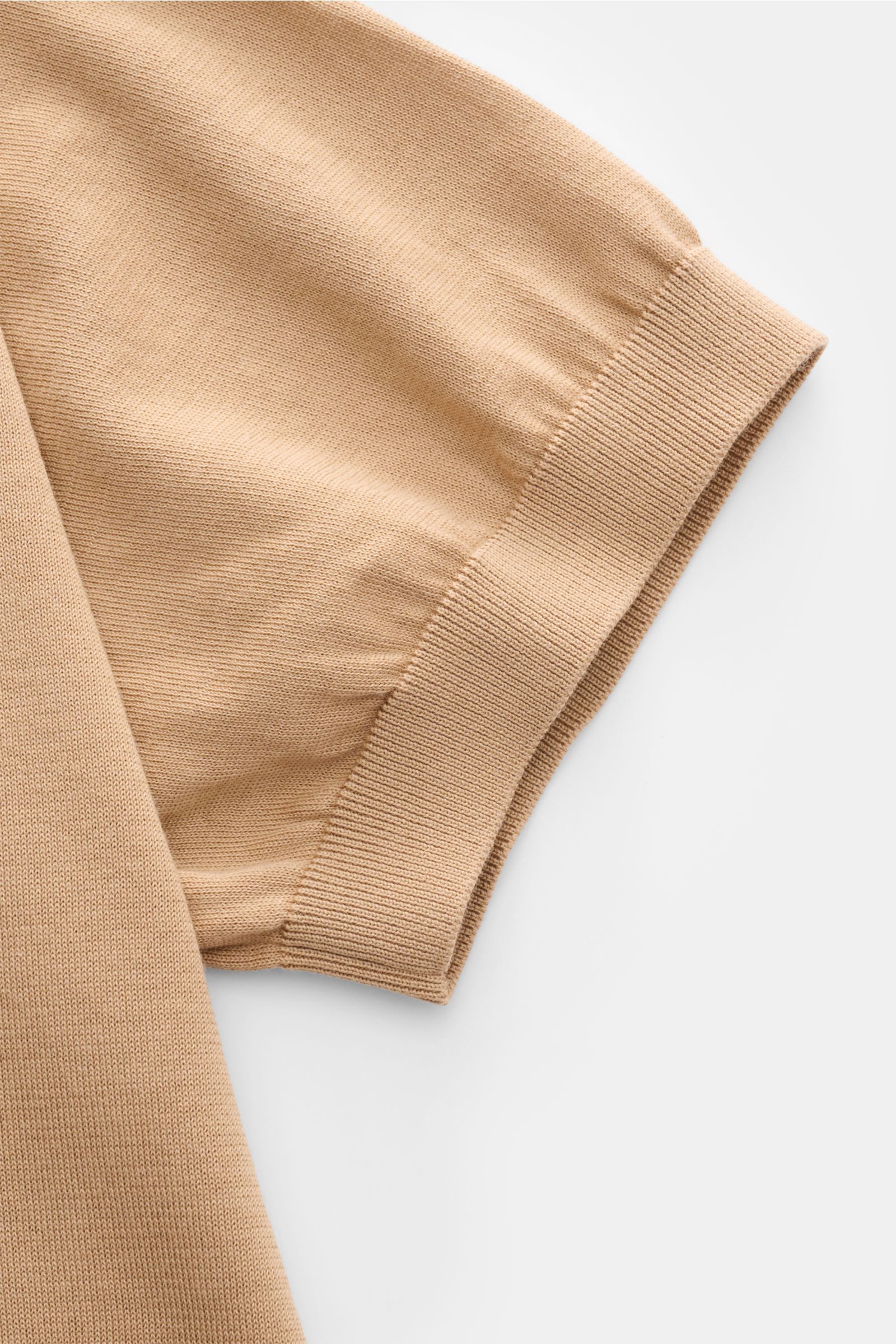 Close-up front-right view of Drumohr Short sleeve knit polo light brown showing fine knit cotton fabric, elasticated ribbed sleeve cuff.

Description: A fine essential from label DRUMOHR: This Italian-made short sleeve knit polo is made of comfortably 