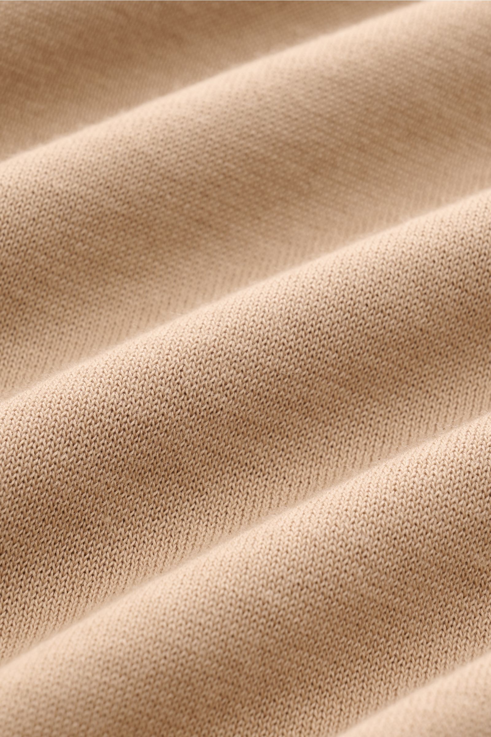 Close-up diagonal view of light brown fabric texture showing fine knit pattern of Drumohr Short sleeve knit polo light brown.

Description: 
A fine essential from label DRUMOHR: This Italian-made short sleeve knit polo is made of comfortably soft cotto