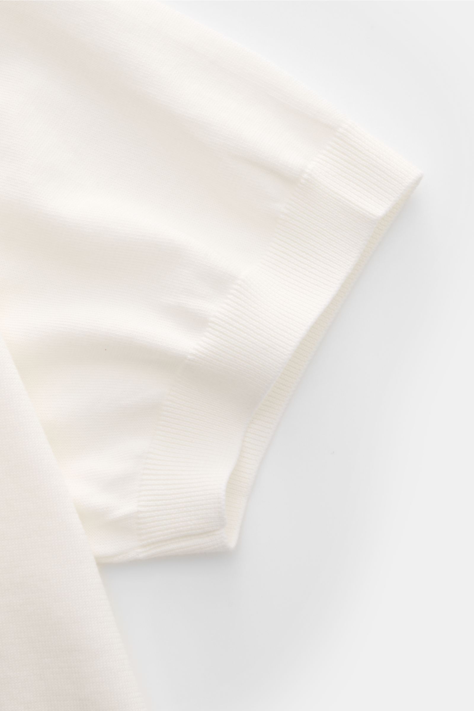 Close-up side view of the sleeve of the Drumohr Short sleeve knit polo shirt off-white, showing fine knit cotton fabric and elasticated ribbed bands.

Description: A fine essential from label DRUMOHR: This Italian-made short sleeve knit polo is made of