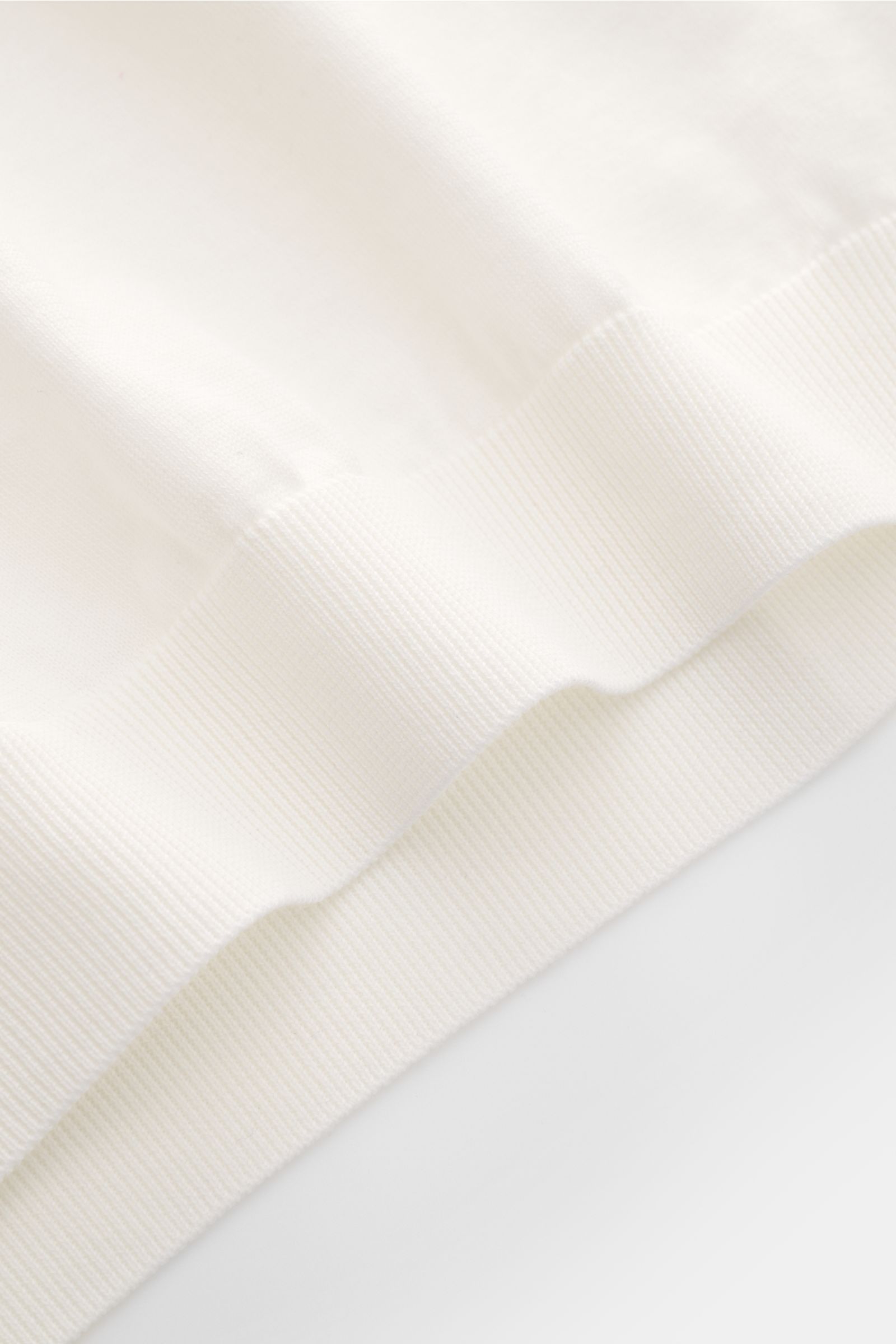 Close-up front view of the ribbed hem detail on the off-white Drumohr Short sleeve knit polo shirt.

Description:  
A fine essential from label DRUMOHR: This Italian-made short sleeve knit polo is made of comfortably soft cotton and has a casual open coll