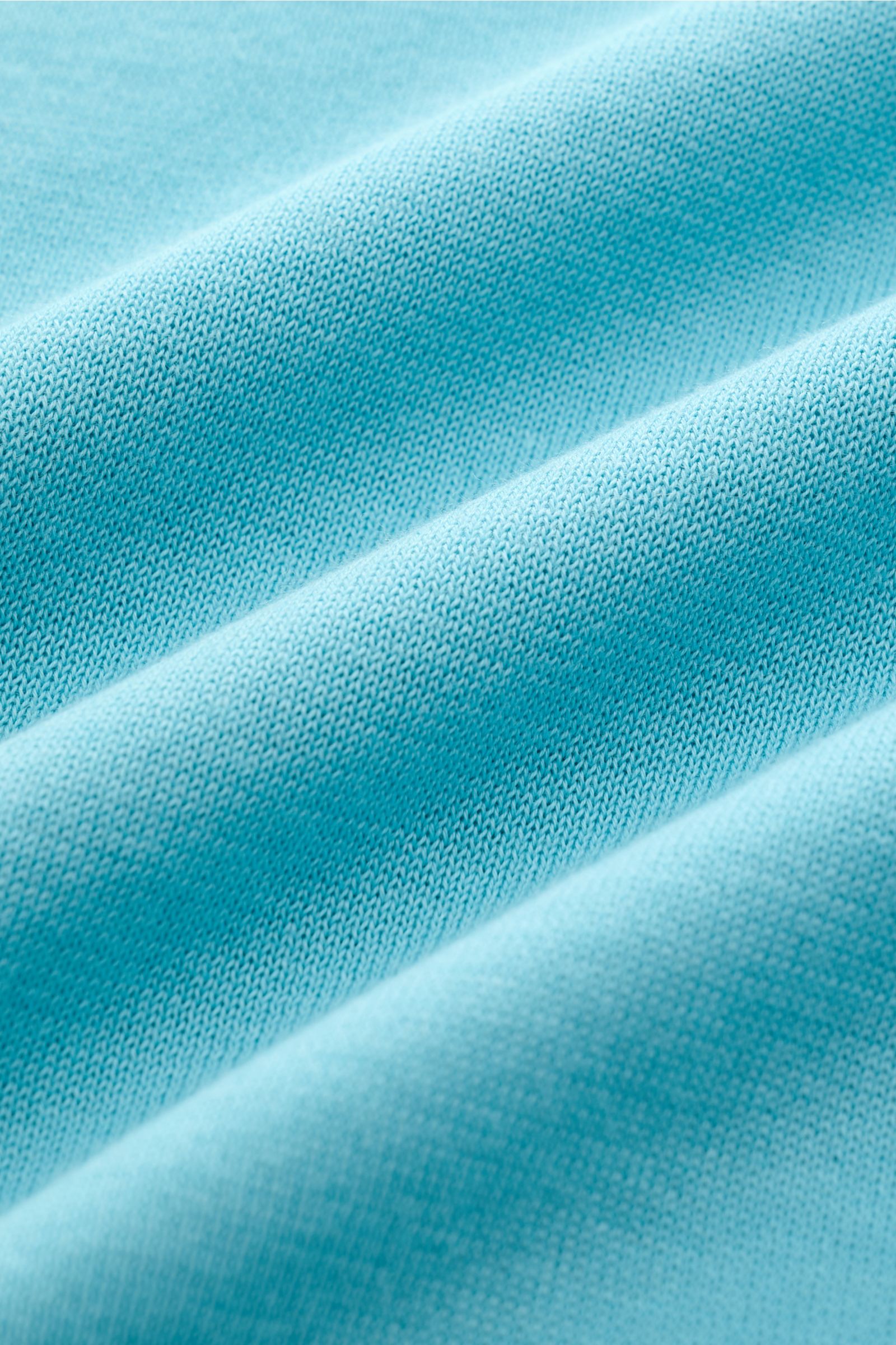 Close-up front view of Drumohr Short sleeve knit polo blue showing fine knit texture and soft pure cotton fabric.

Description: 
A fine essential from label DRUMOHR: This Italian-made short sleeve knit polo is made of comfortably soft cotton and has a 